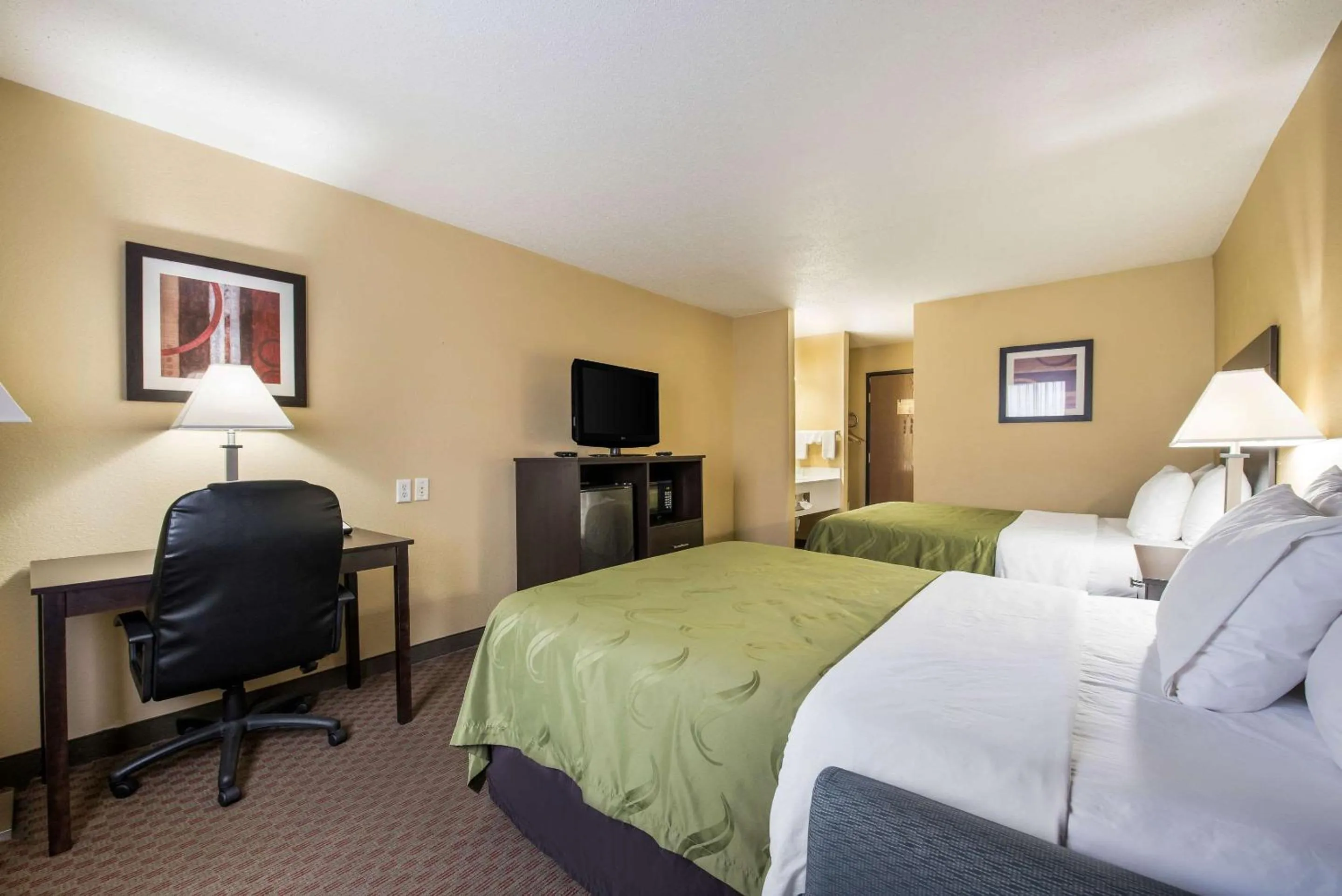 Photo of the whole room, Bed in Quality Inn & Suites Menomonie