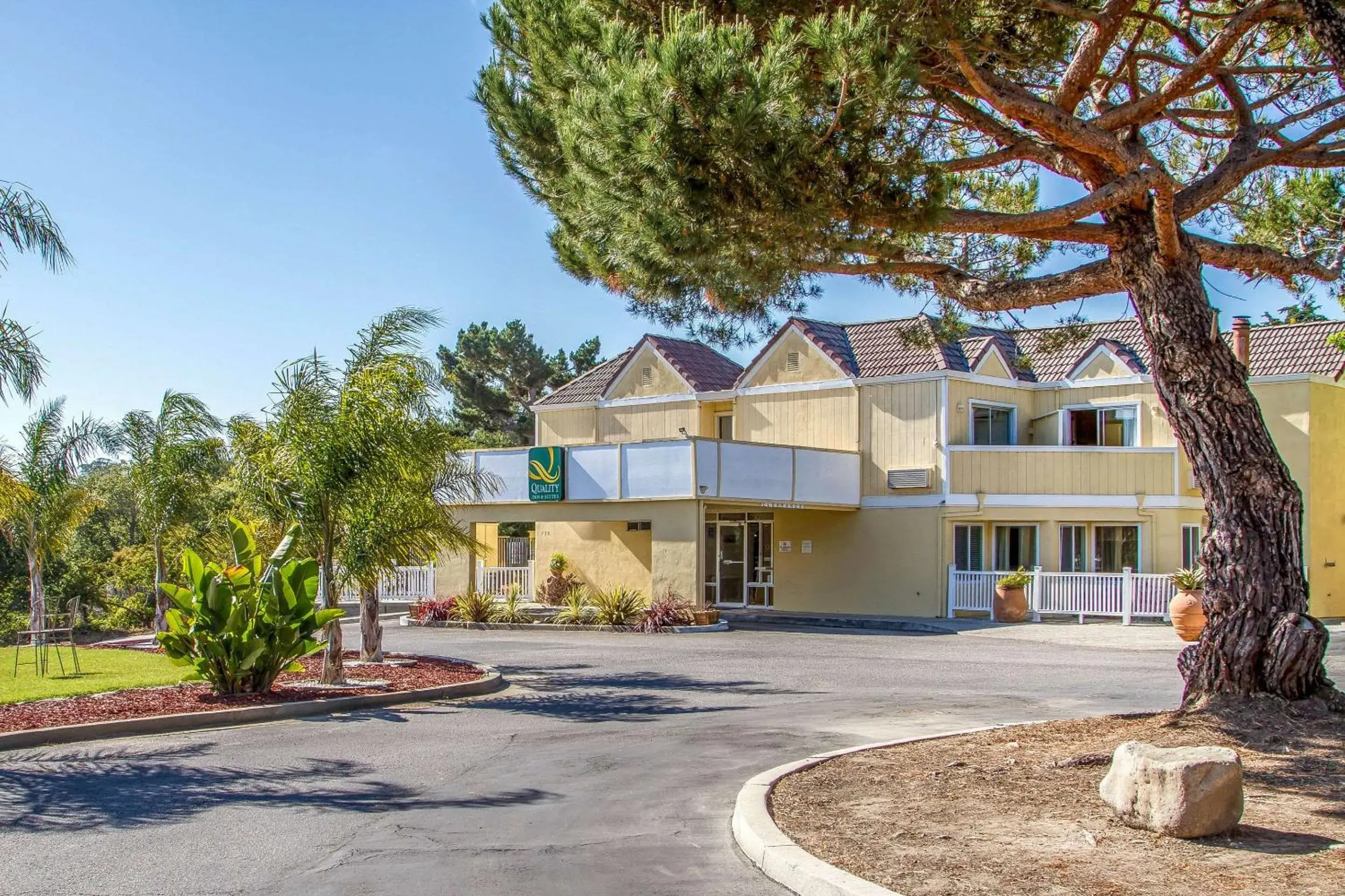 Property building in Quality Inn & Suites Capitola By the Sea Property building in Quality Inn & Suites Capitola By the Sea