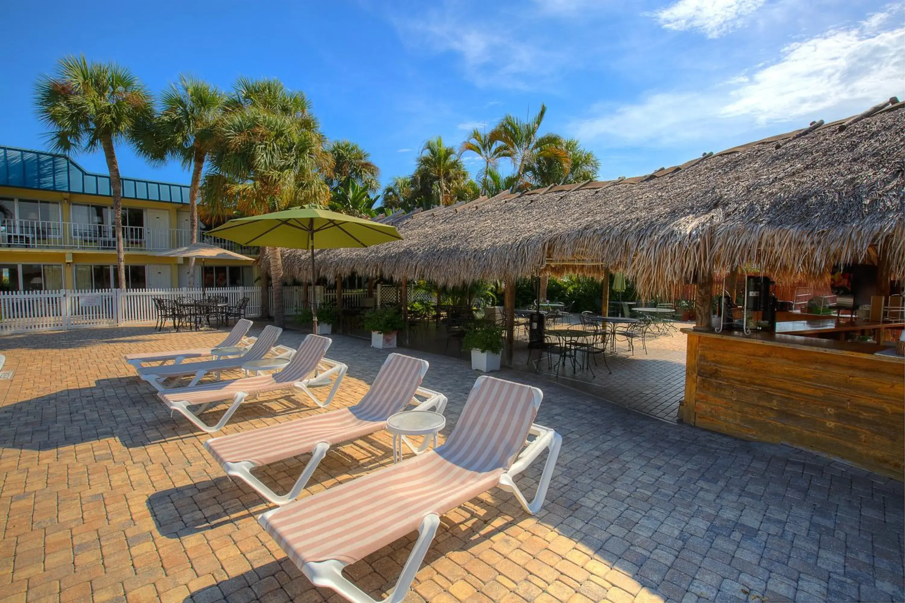 Swimming pool in Naples Garden Inn Swimming pool in Naples Garden Inn