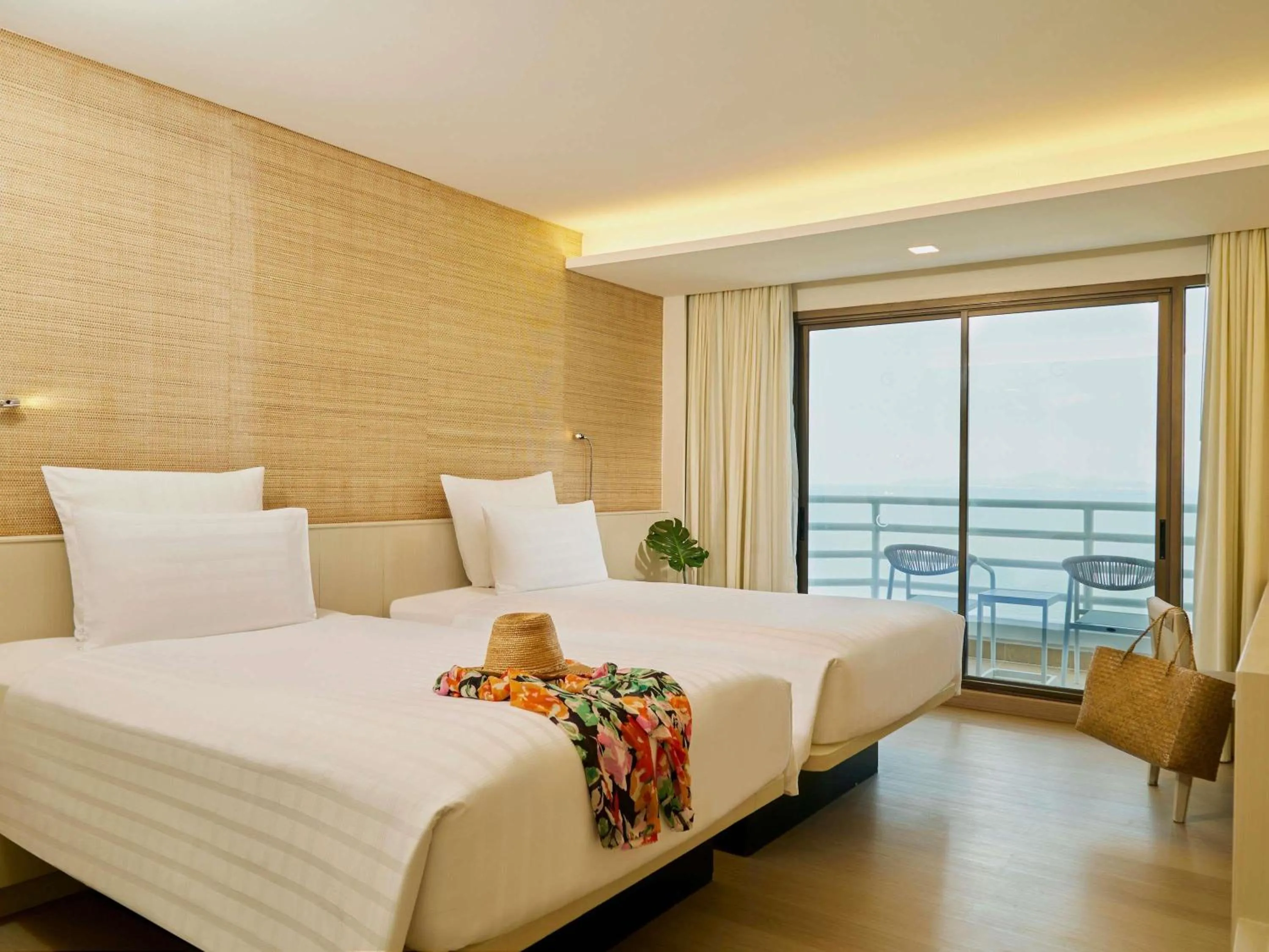 Bedroom, Bed in Pullman Pattaya Hotel G