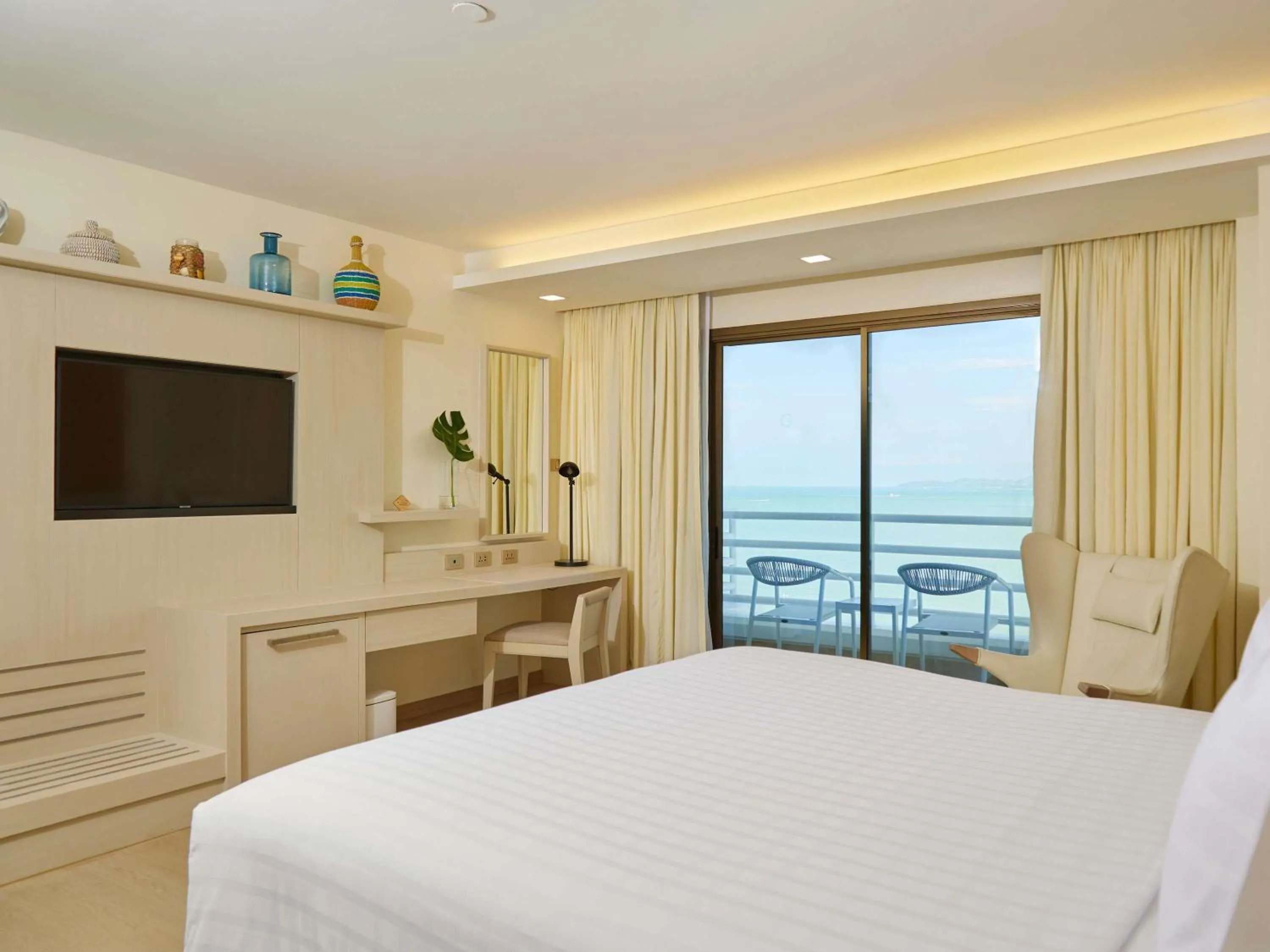 Bedroom, Bed in Pullman Pattaya Hotel G