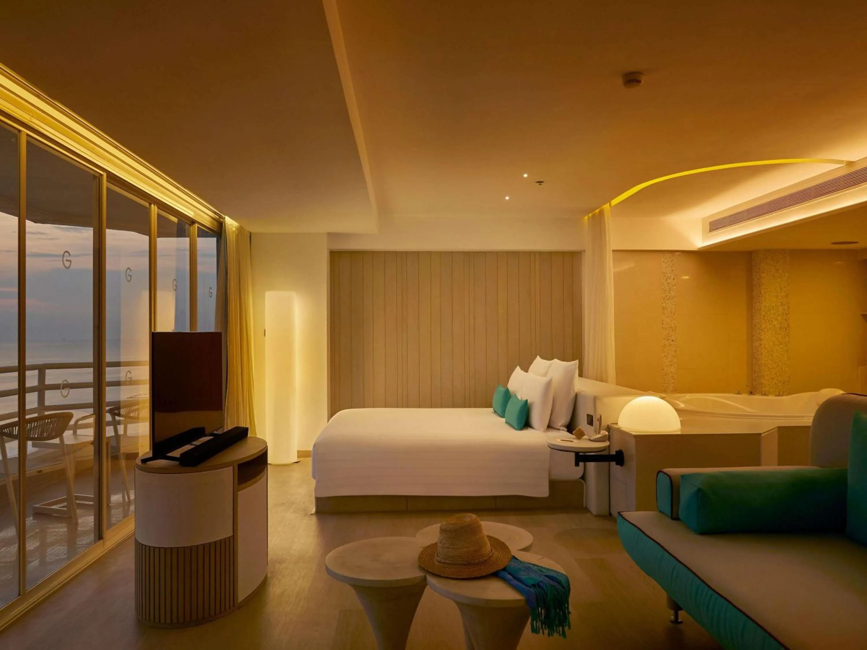 Bedroom, Bed in Pullman Pattaya Hotel G