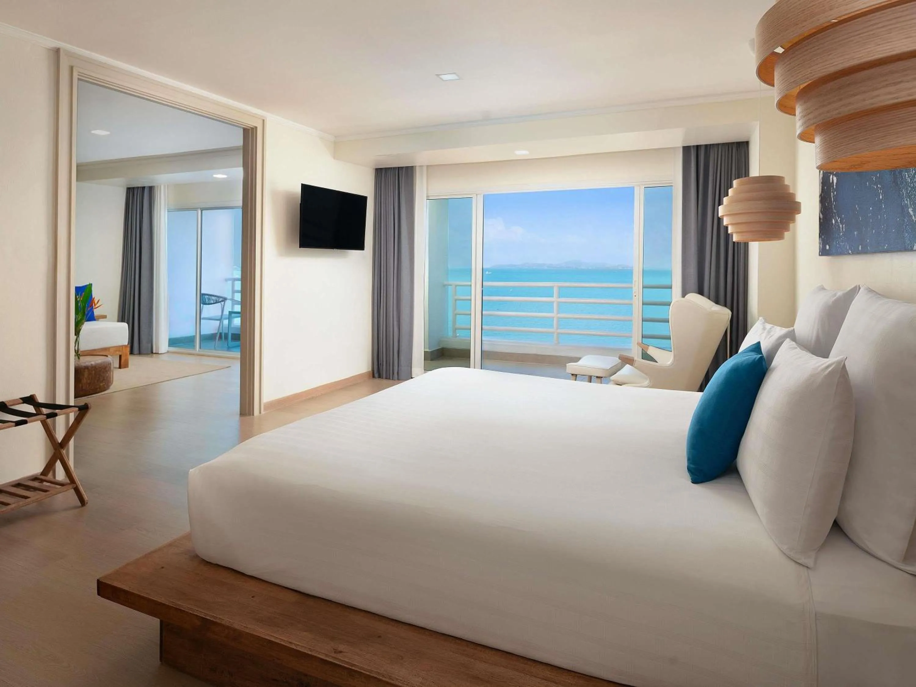 Bedroom, Bed in Pullman Pattaya Hotel G