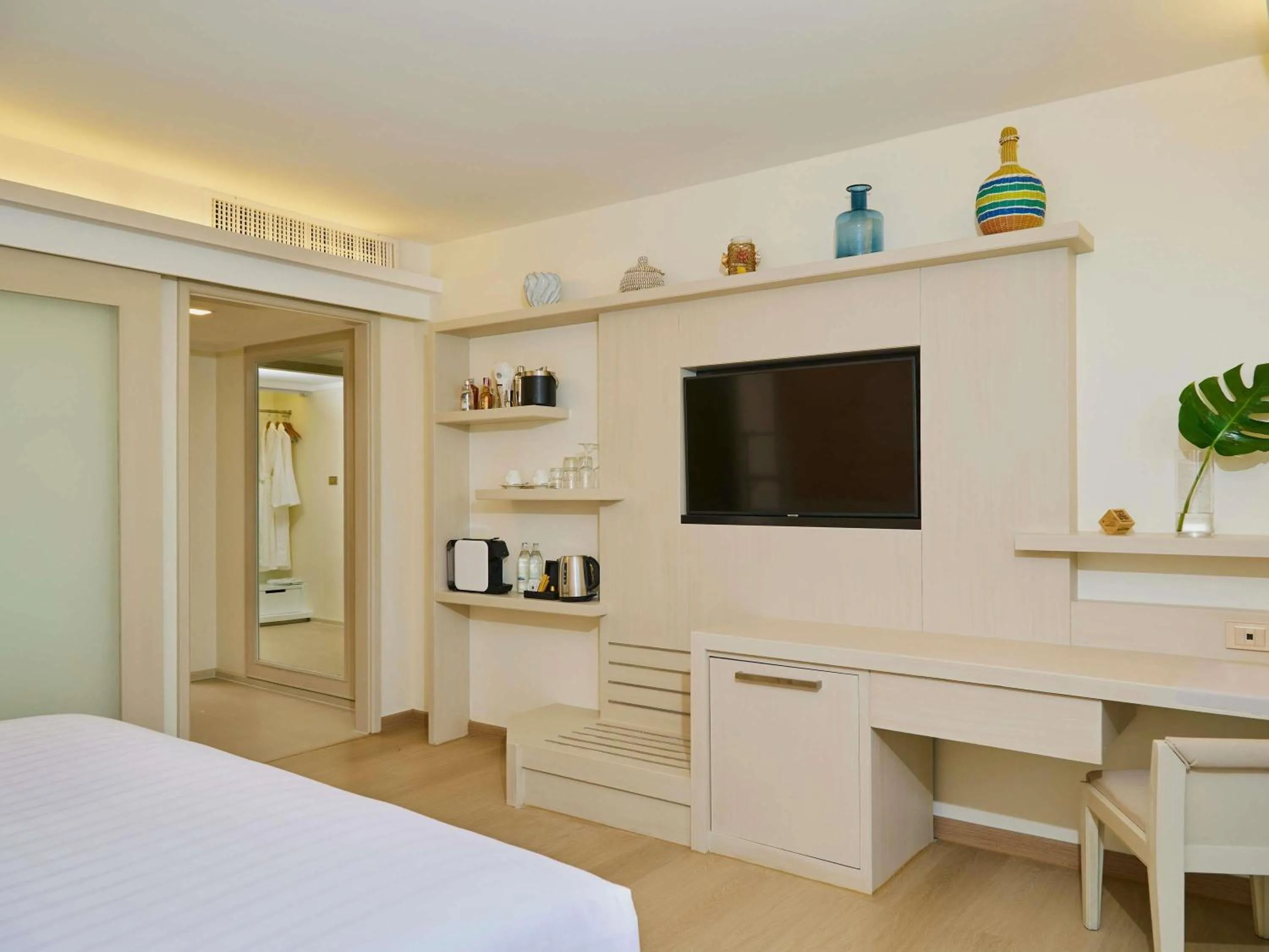 Bedroom, Bed in Pullman Pattaya Hotel G