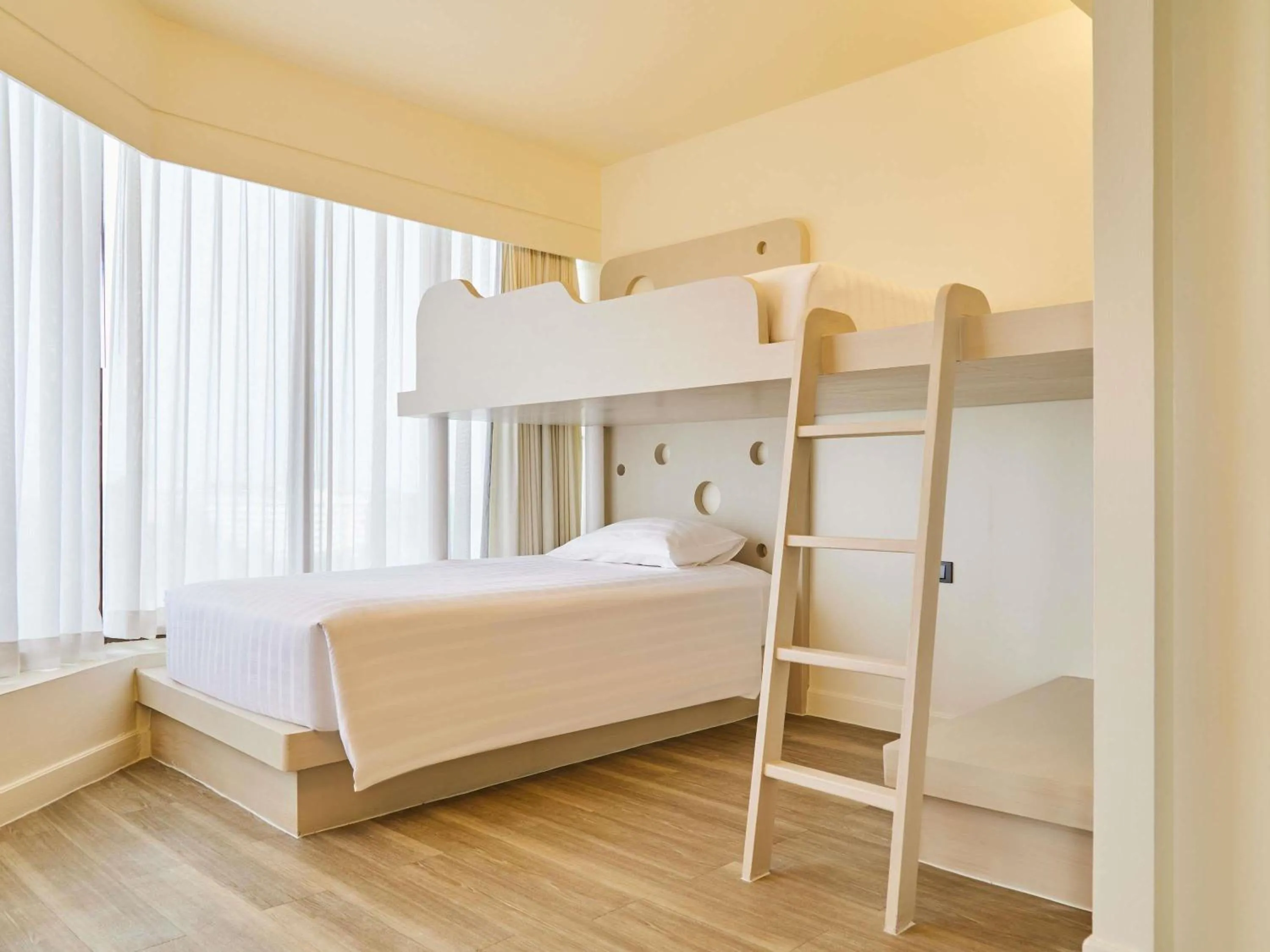 Bedroom, Bed in Pullman Pattaya Hotel G