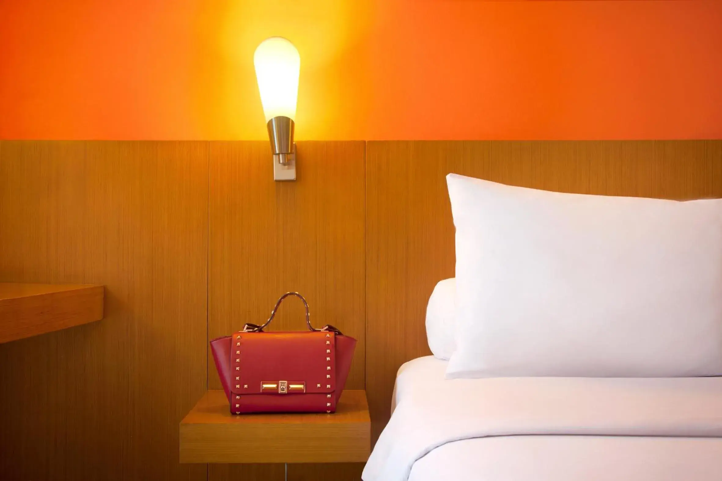 Shower, Bed in Hotel Ibis Semarang Simpang Lima Shower, Bed in Hotel Ibis Semarang Simpang Lima