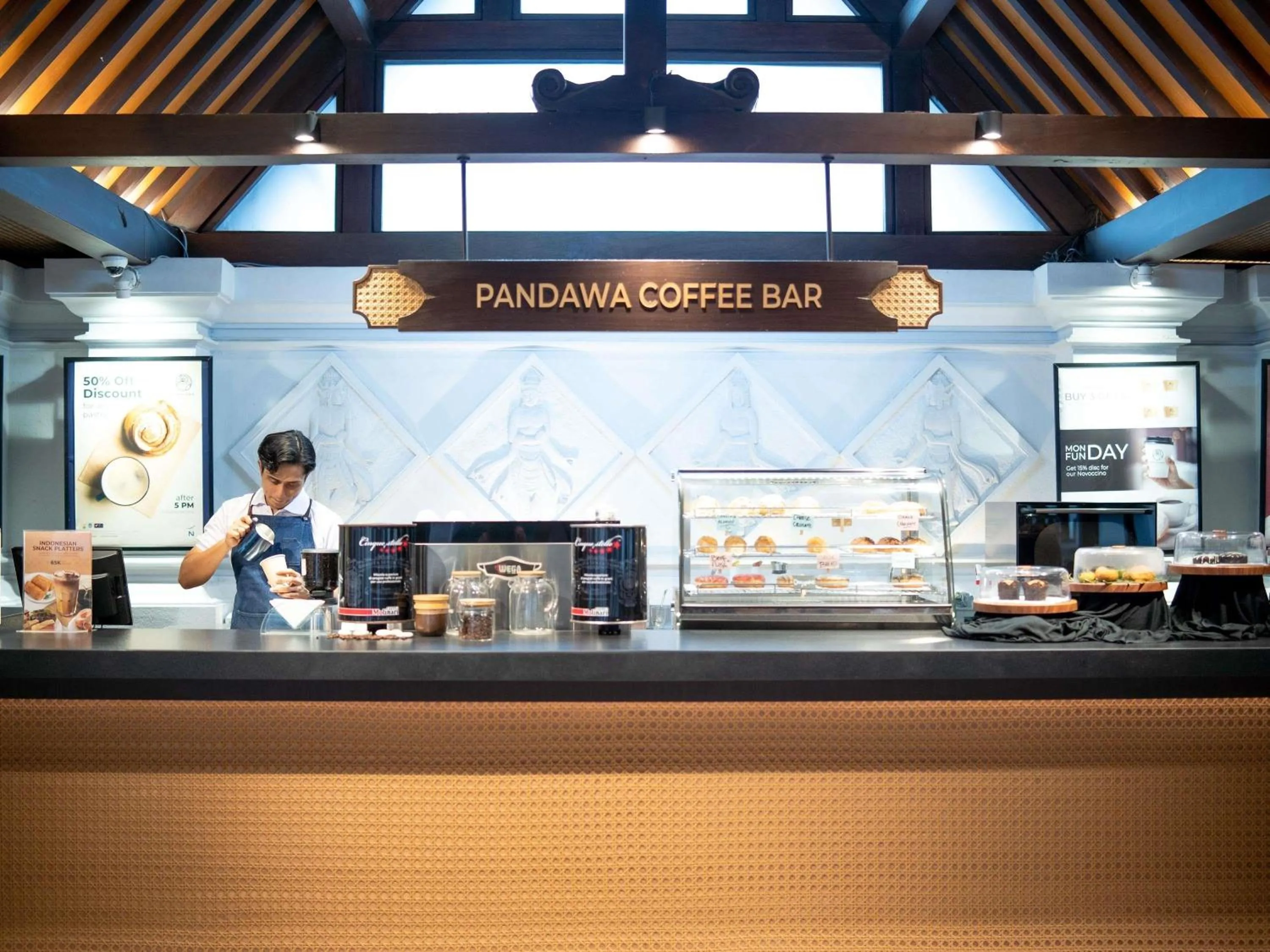 Lounge or bar in Novotel Bogor Golf Resort