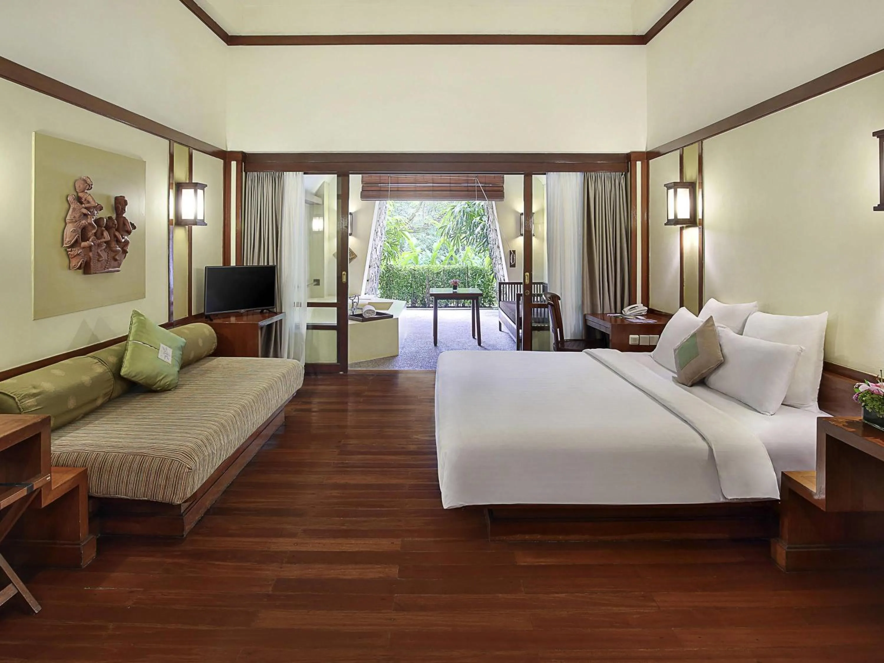 Bedroom, Bed in Novotel Bogor Golf Resort
