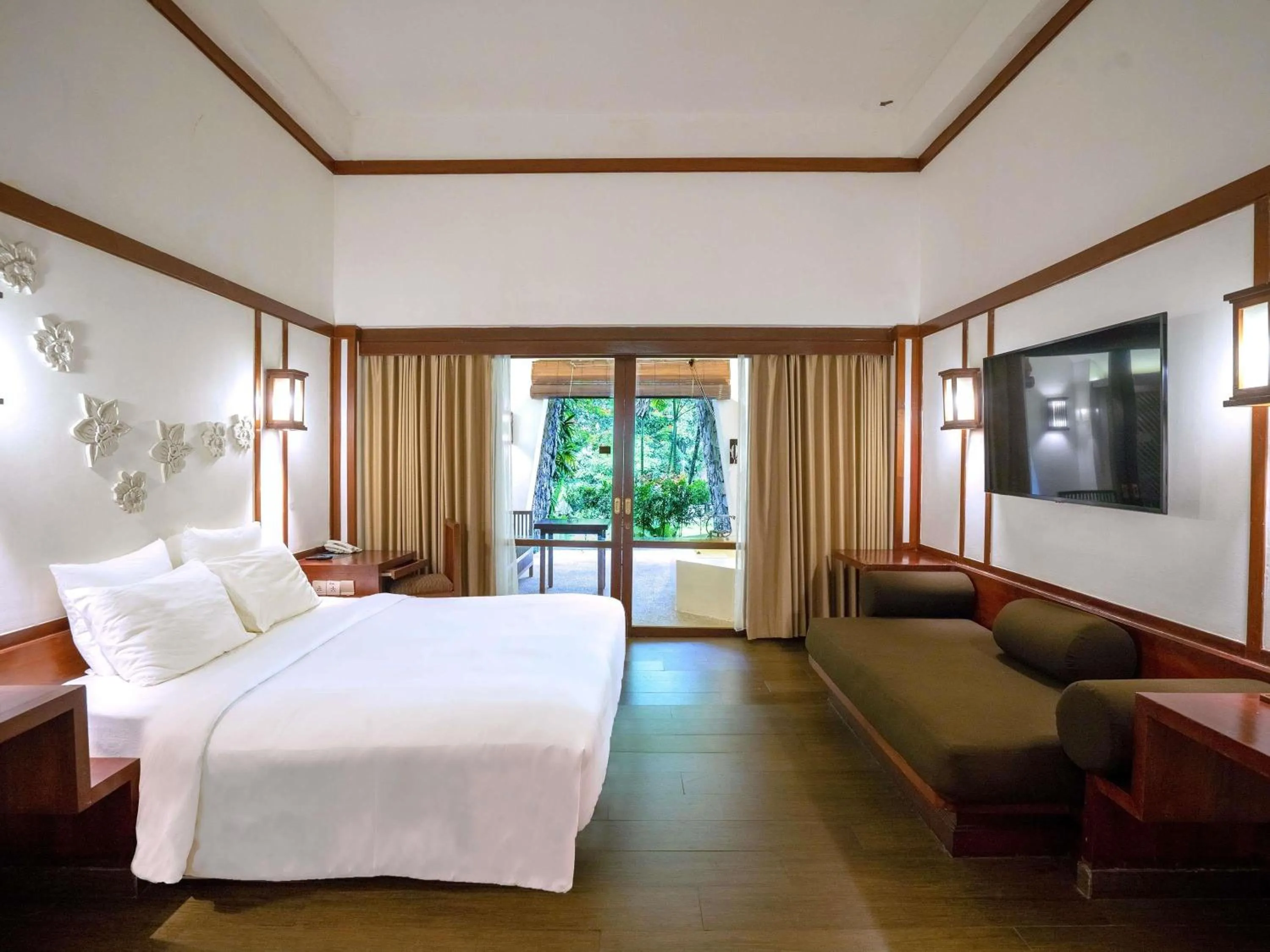Bedroom, Bed in Novotel Bogor Golf Resort
