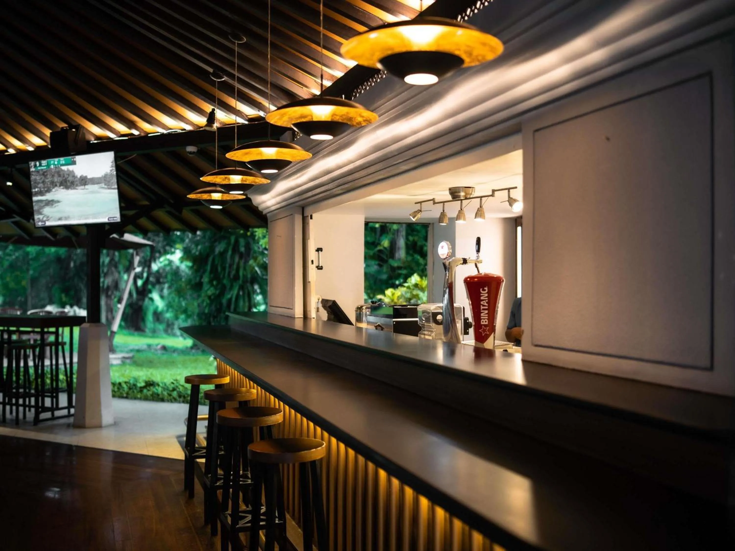 Lounge or bar in Novotel Bogor Golf Resort