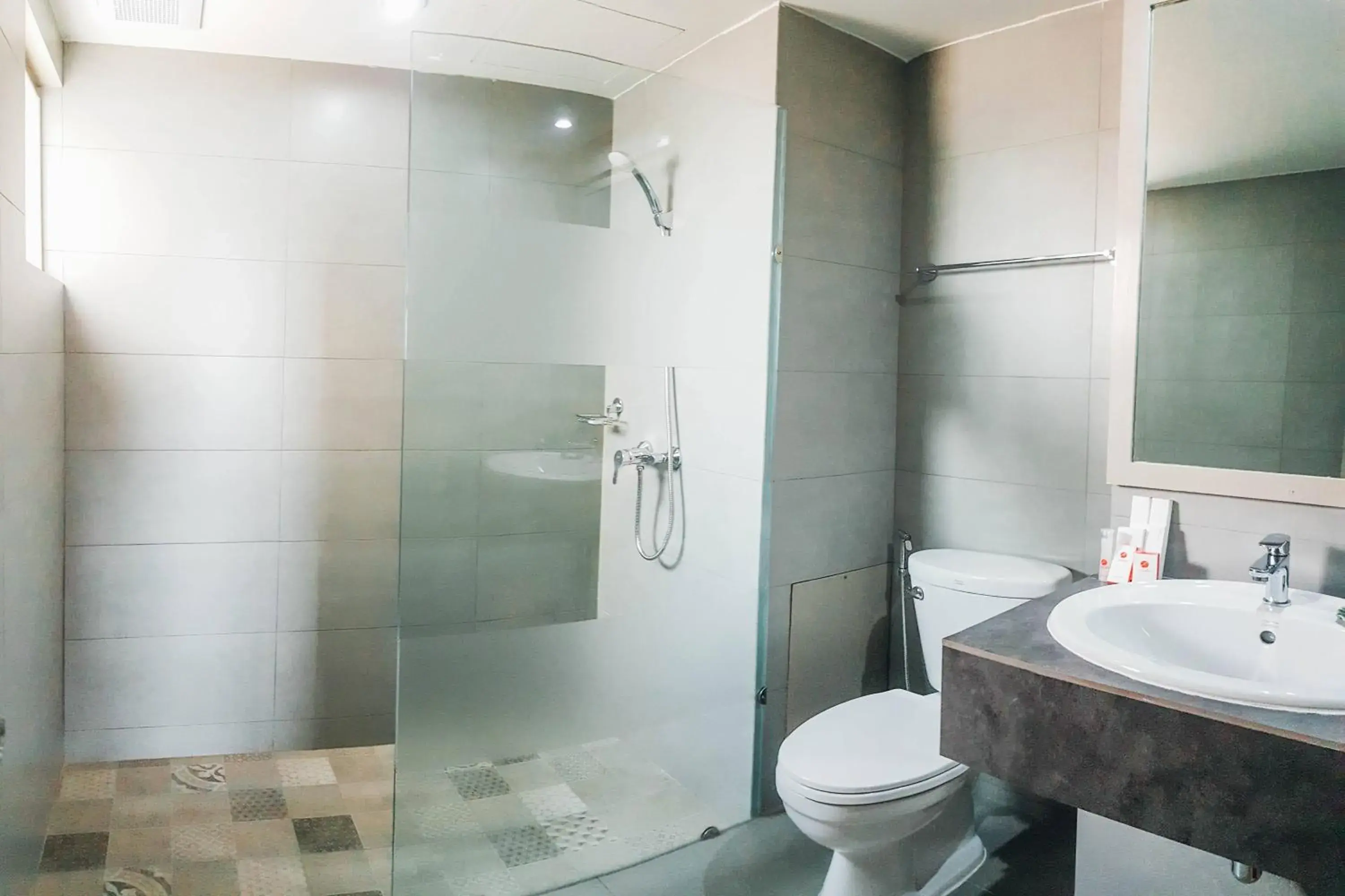 Shower, Bathroom in Eastiny Inn Hotel