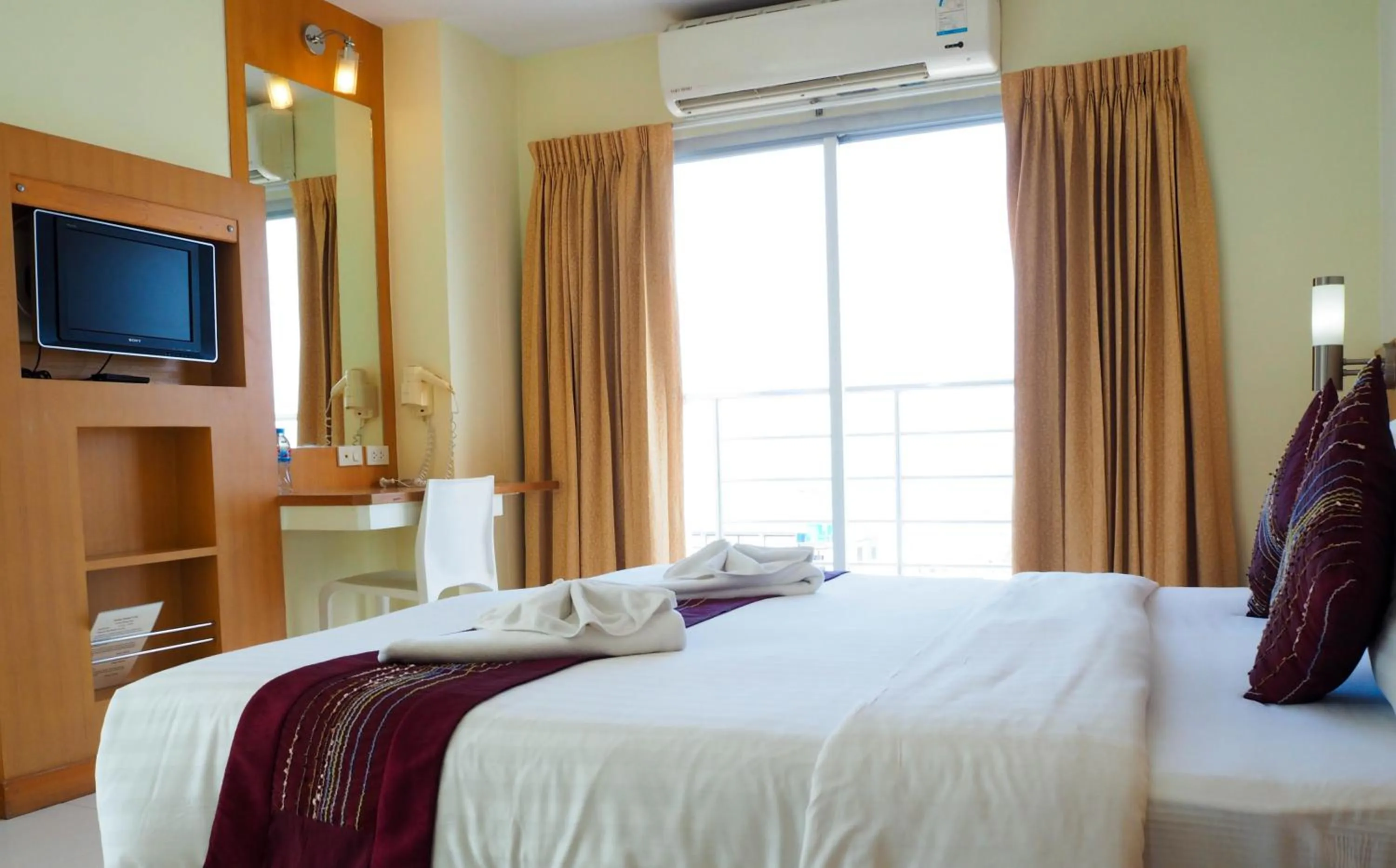 Bed in Eastiny Seven Hotel