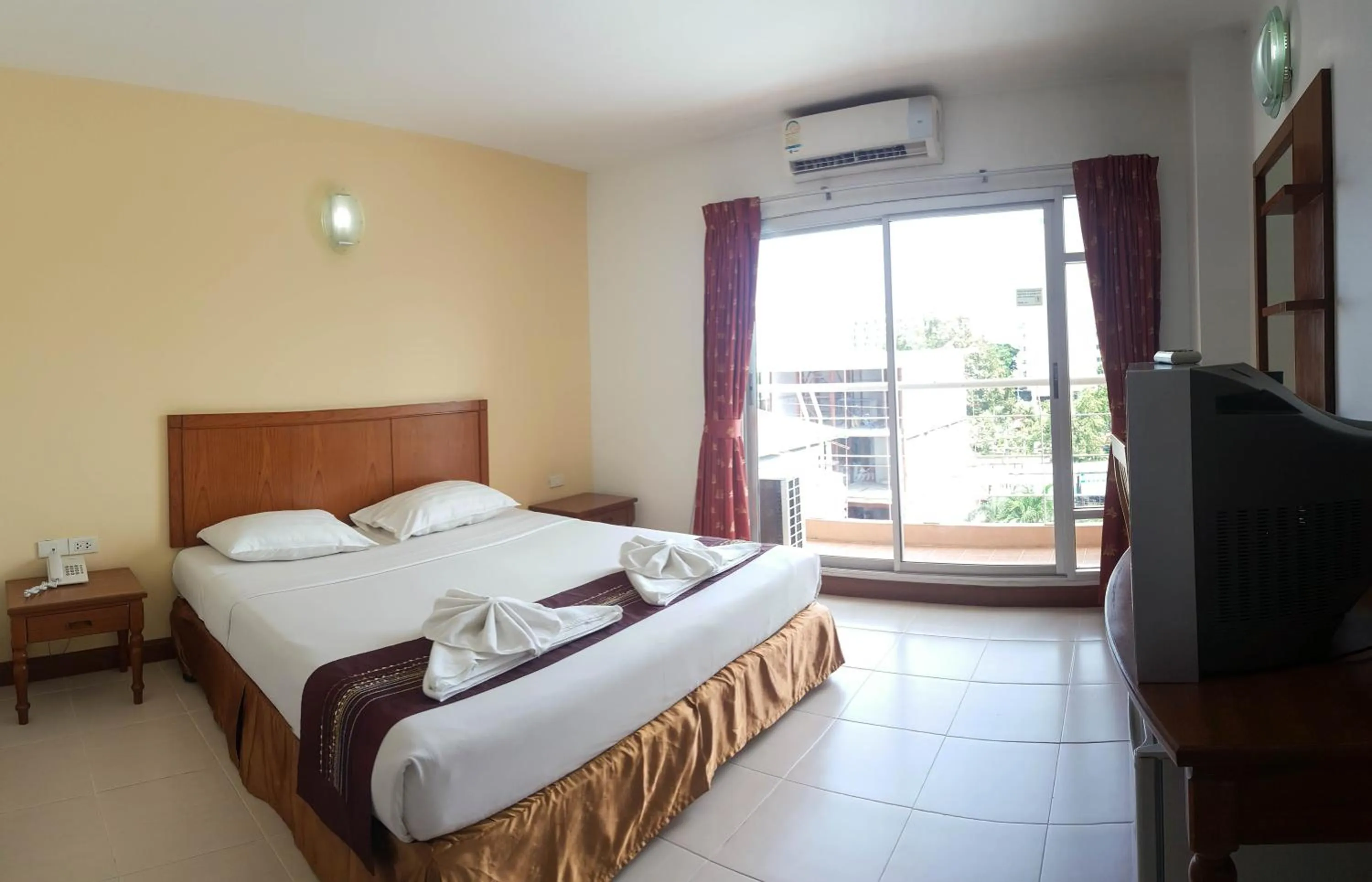 Bed in Eastiny Seven Hotel