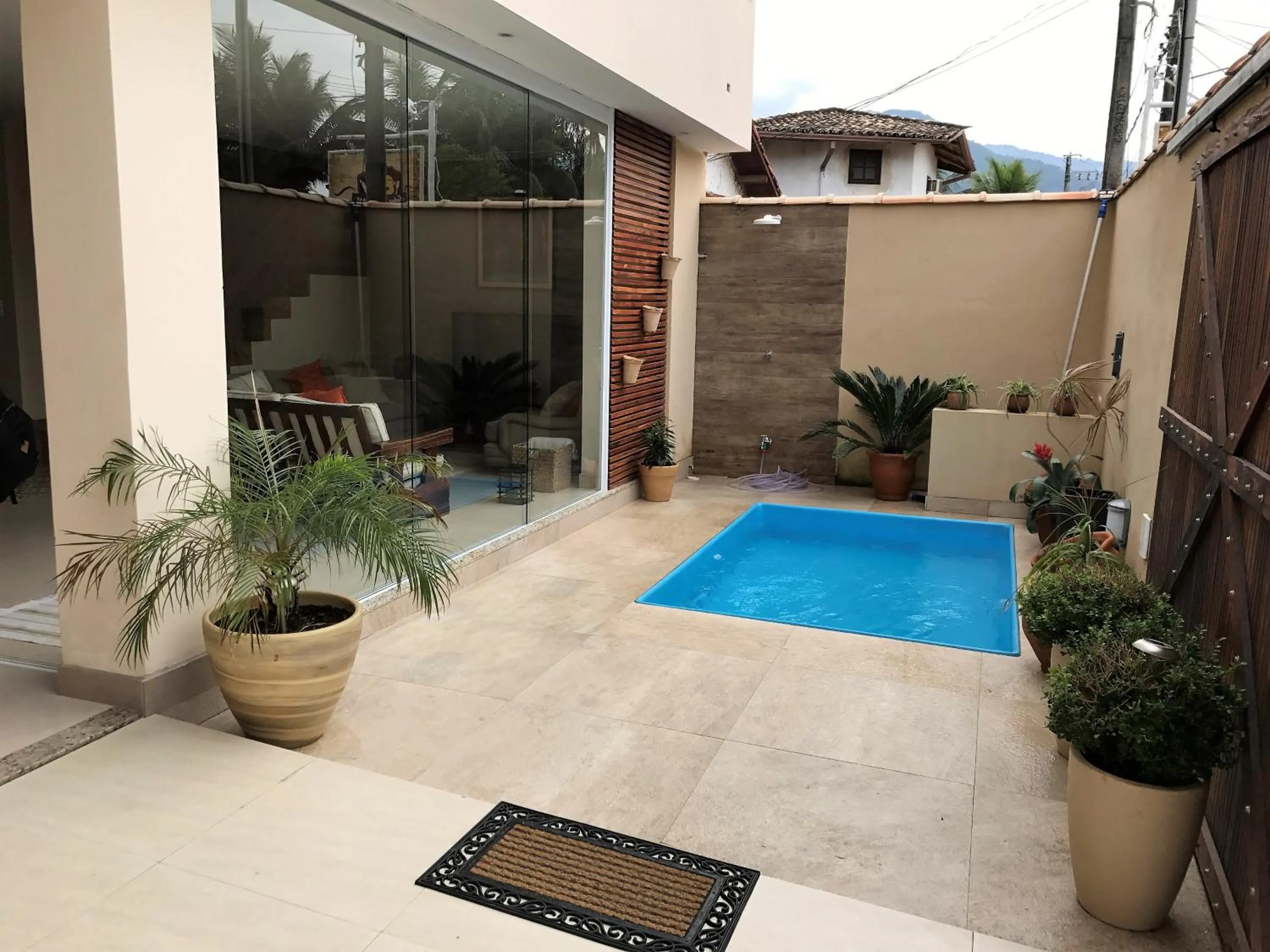 Swimming pool in Casa 3 suítes Paraty