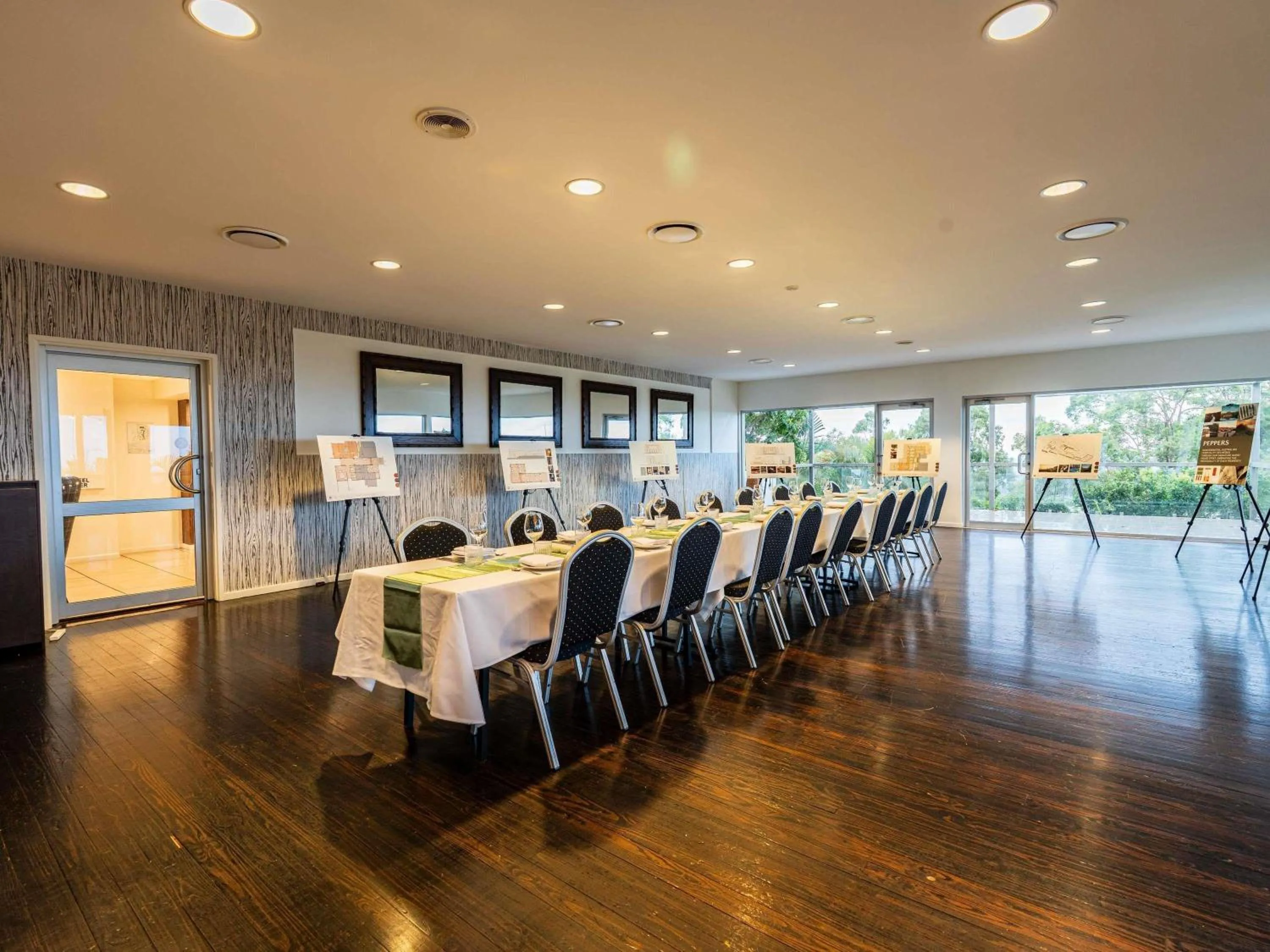 Meeting/conference room in Mercure Clear Mountain Lodge