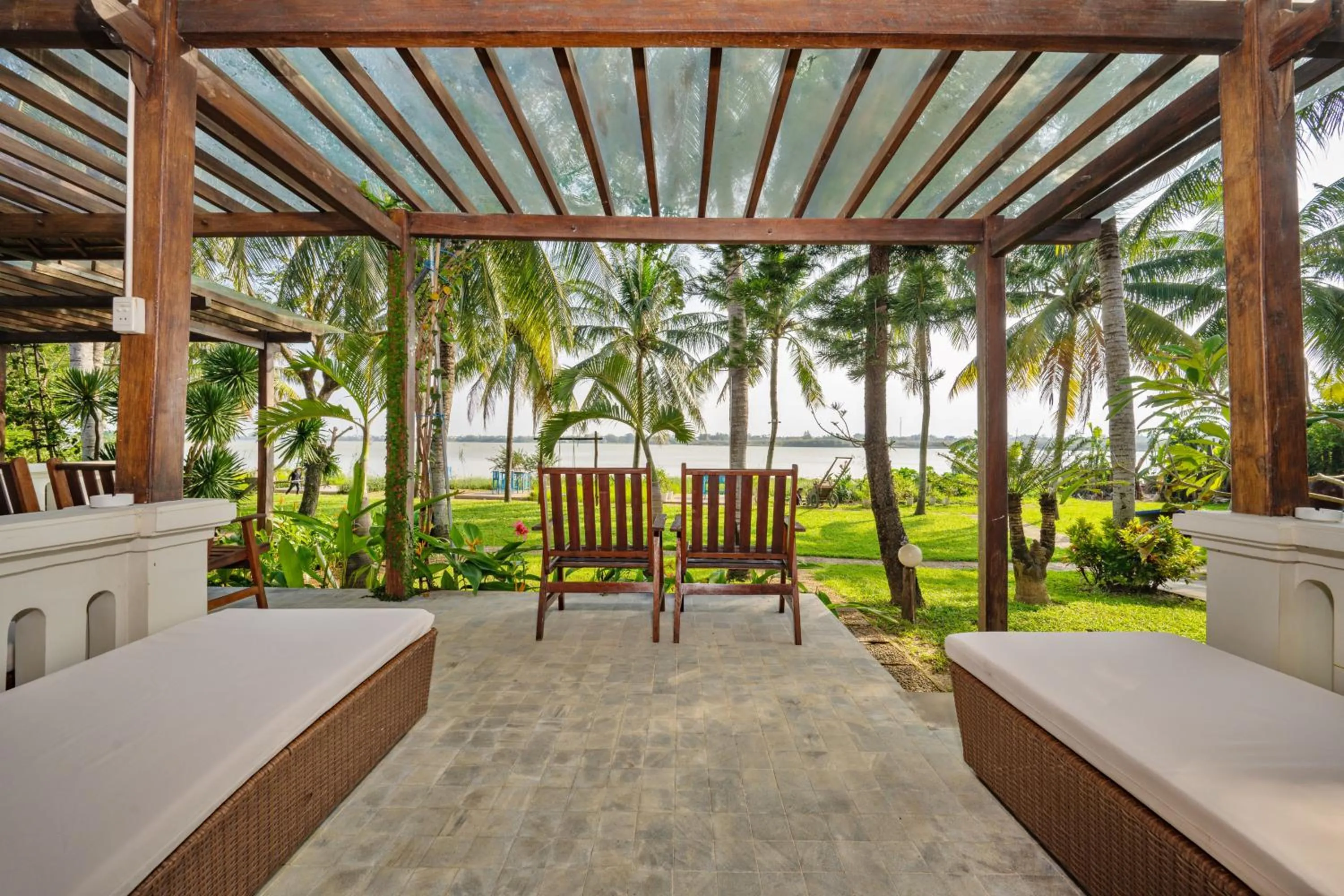 Vinh Hung Riverside Resort & Spa