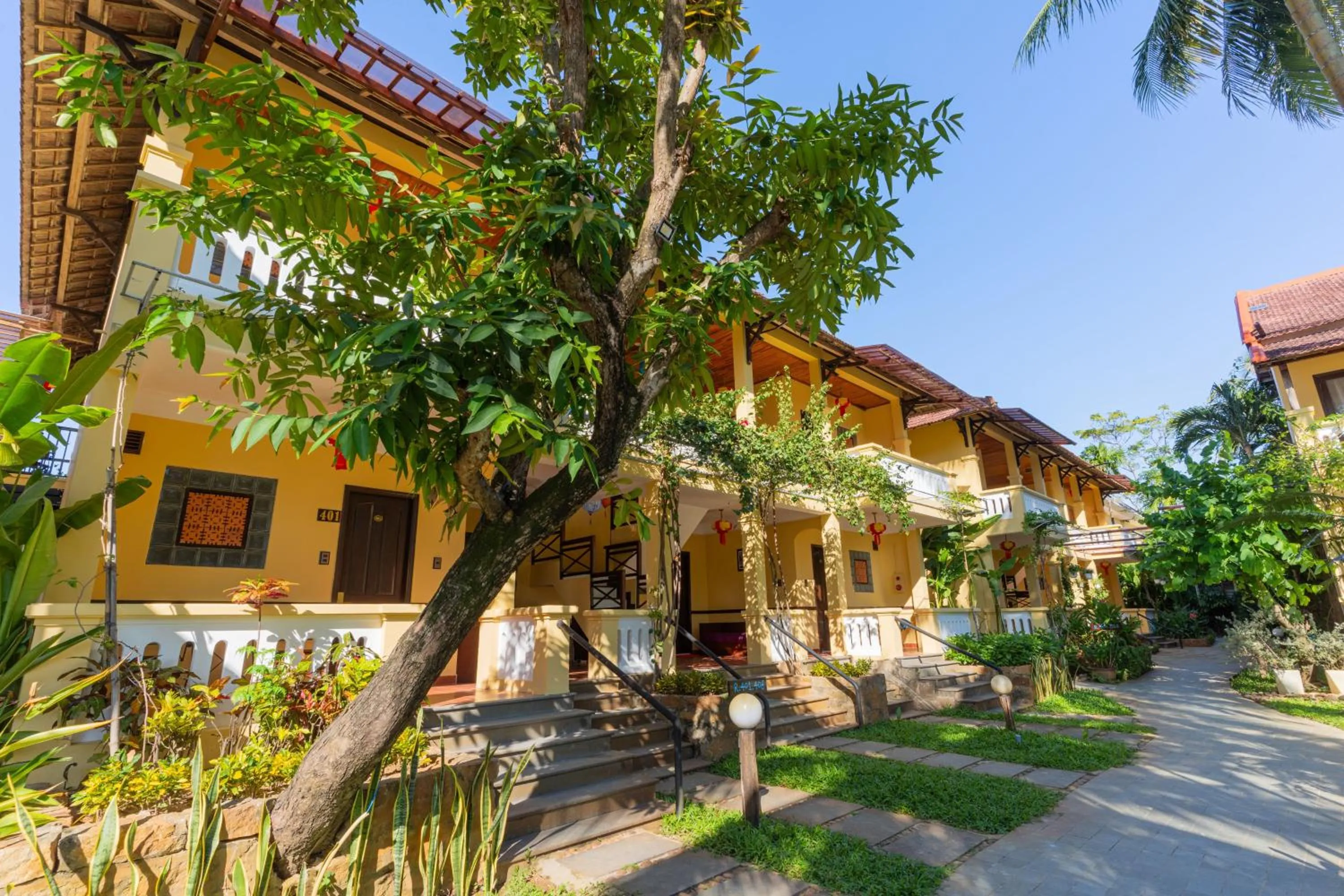 Vinh Hung Riverside Resort & Spa