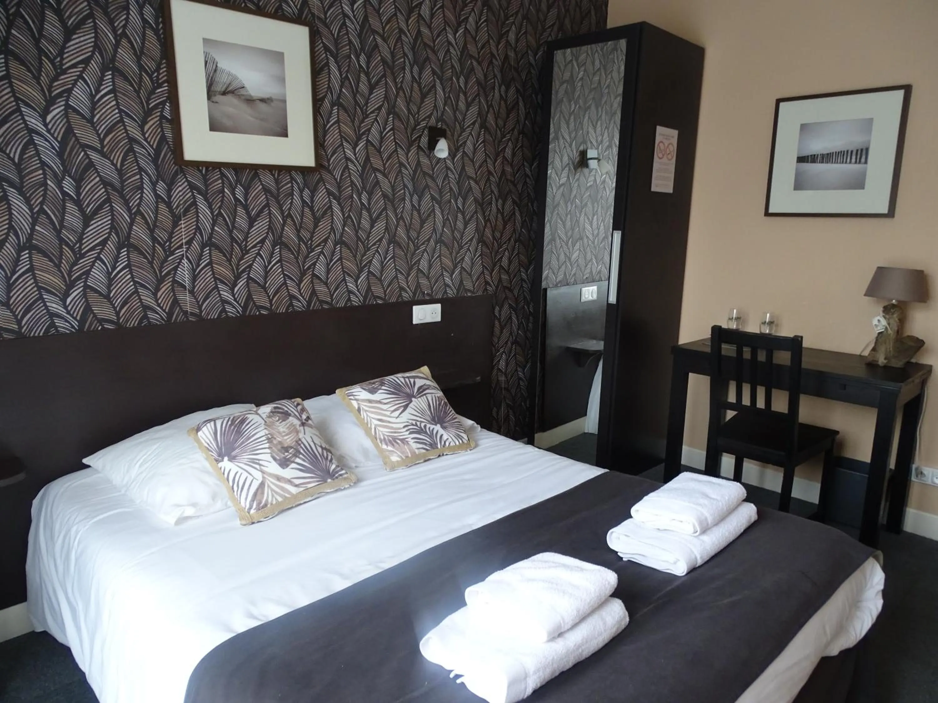 Bedroom, Bed in Logis Hôtel AMBROISE