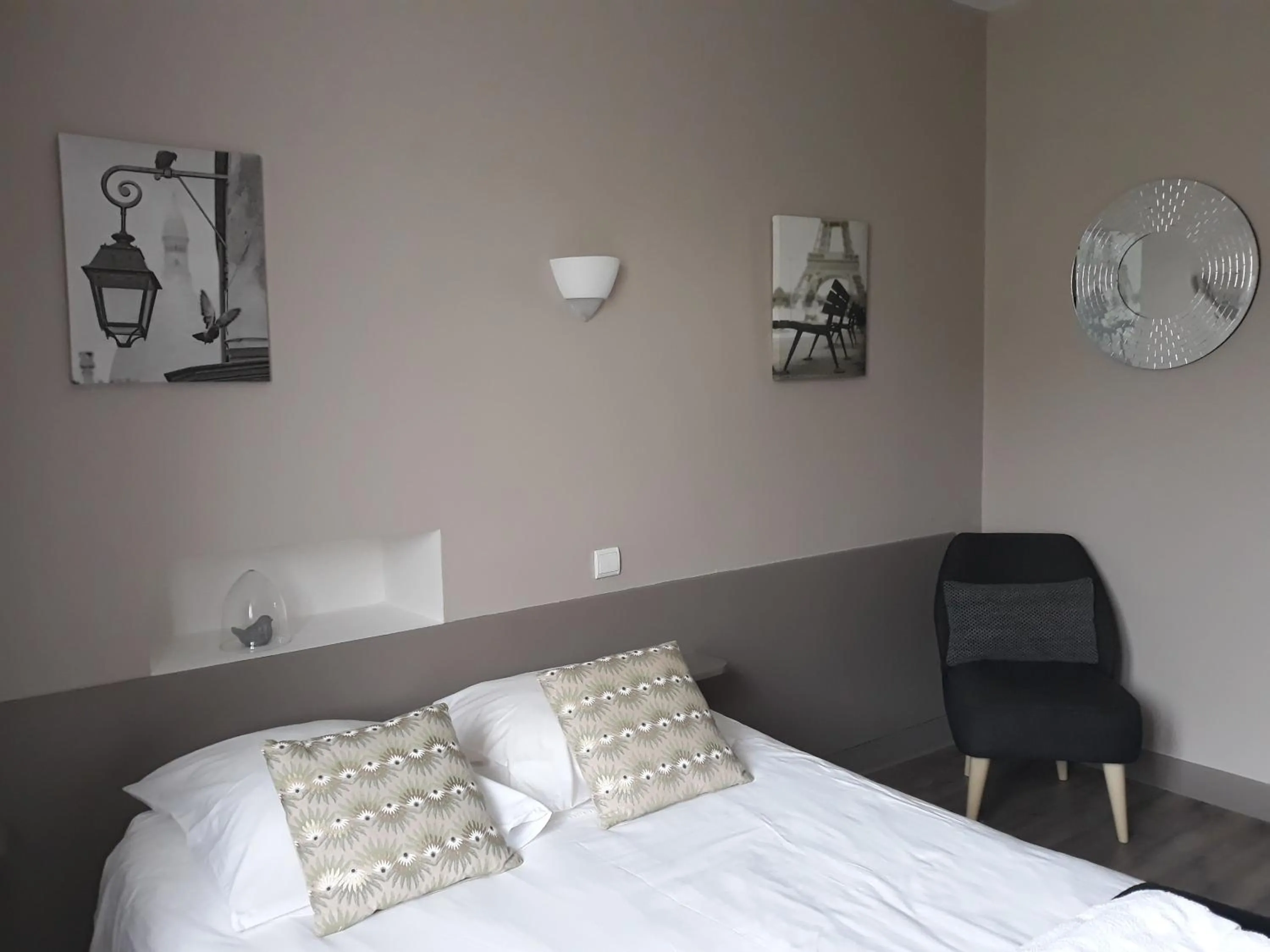 Bedroom, Bed in Logis Hôtel AMBROISE