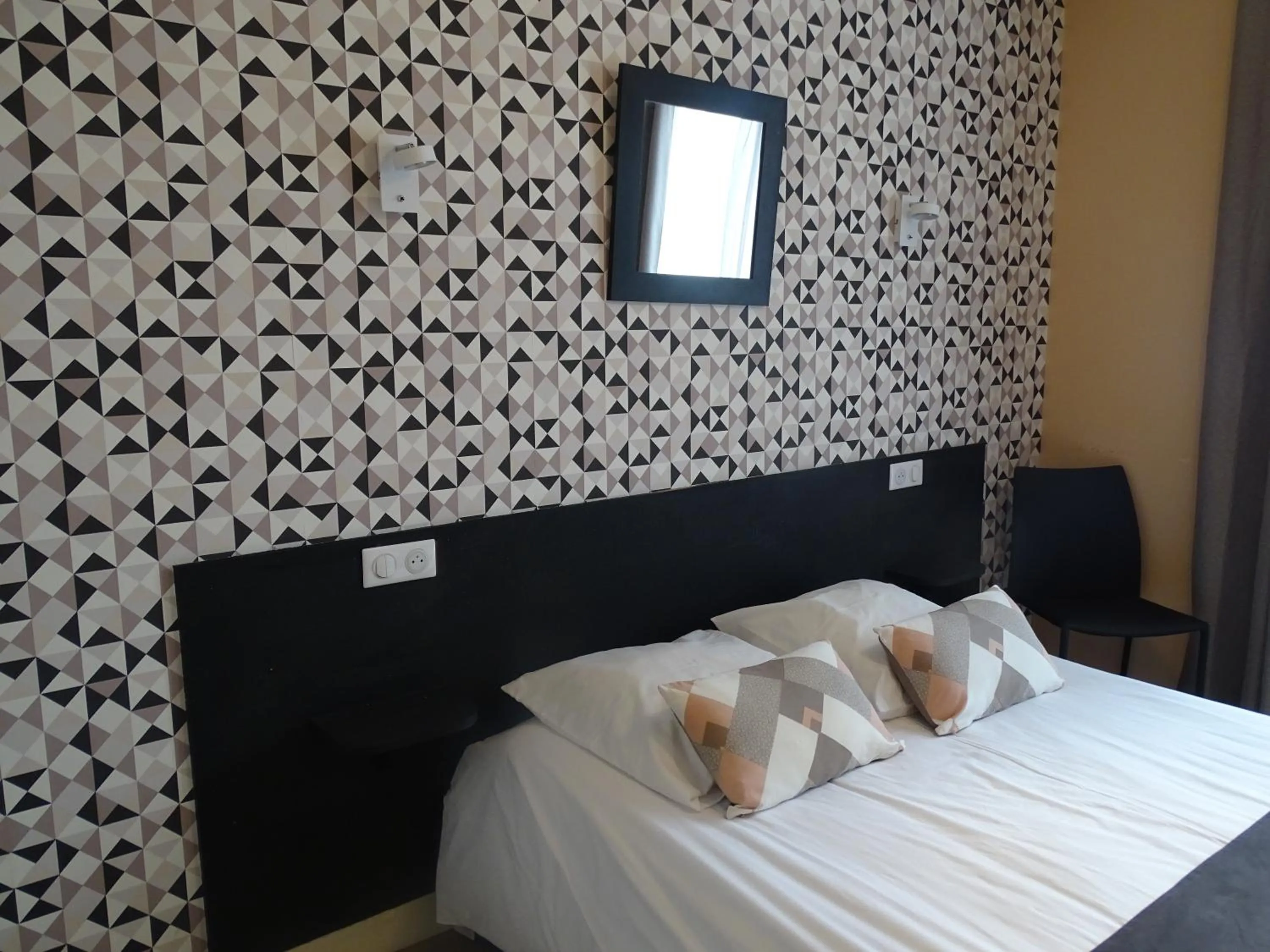 Bedroom, Bed in Logis Hôtel AMBROISE