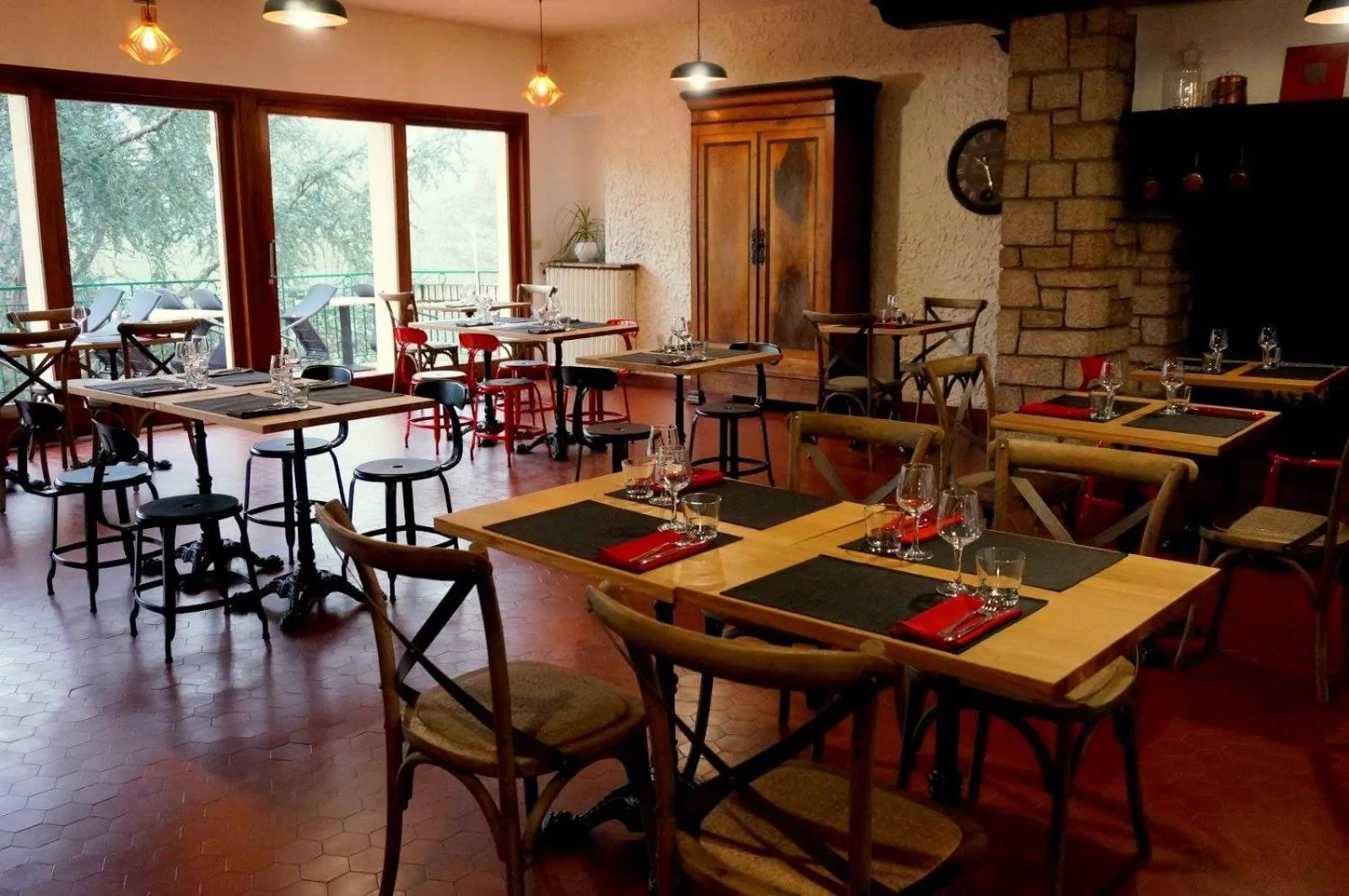 Restaurant/places to eat in Logis Hôtel AMBROISE