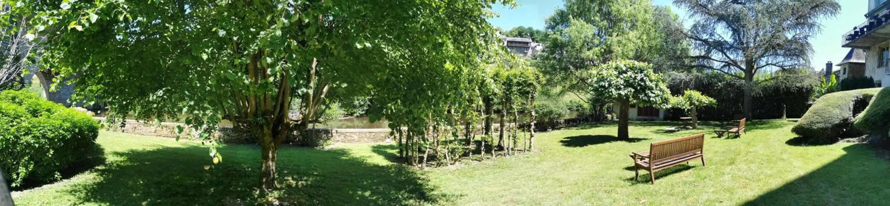 Garden in Logis Hôtel AMBROISE