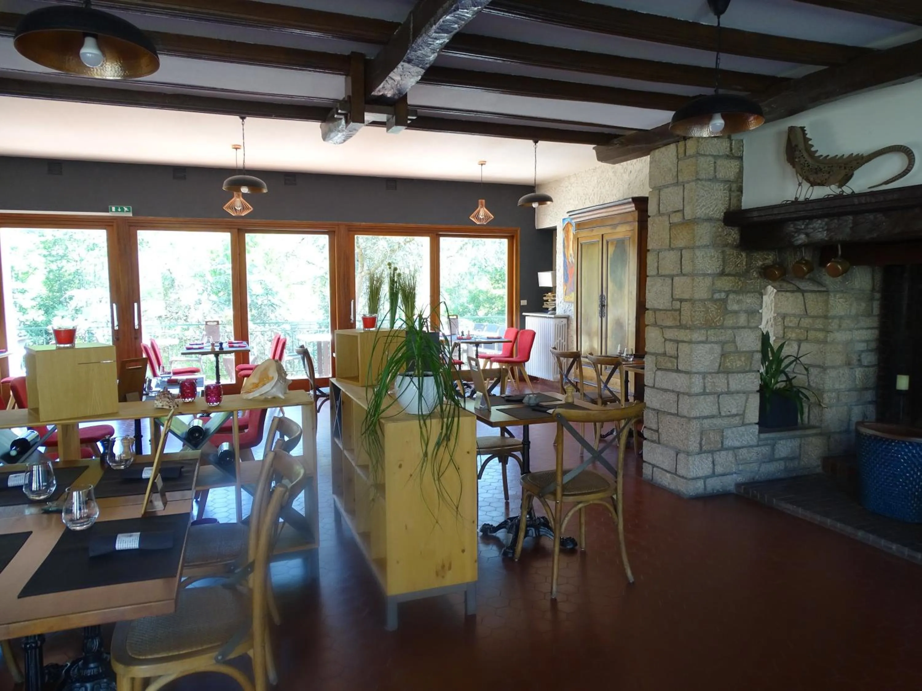 Restaurant/places to eat in Logis Hôtel AMBROISE