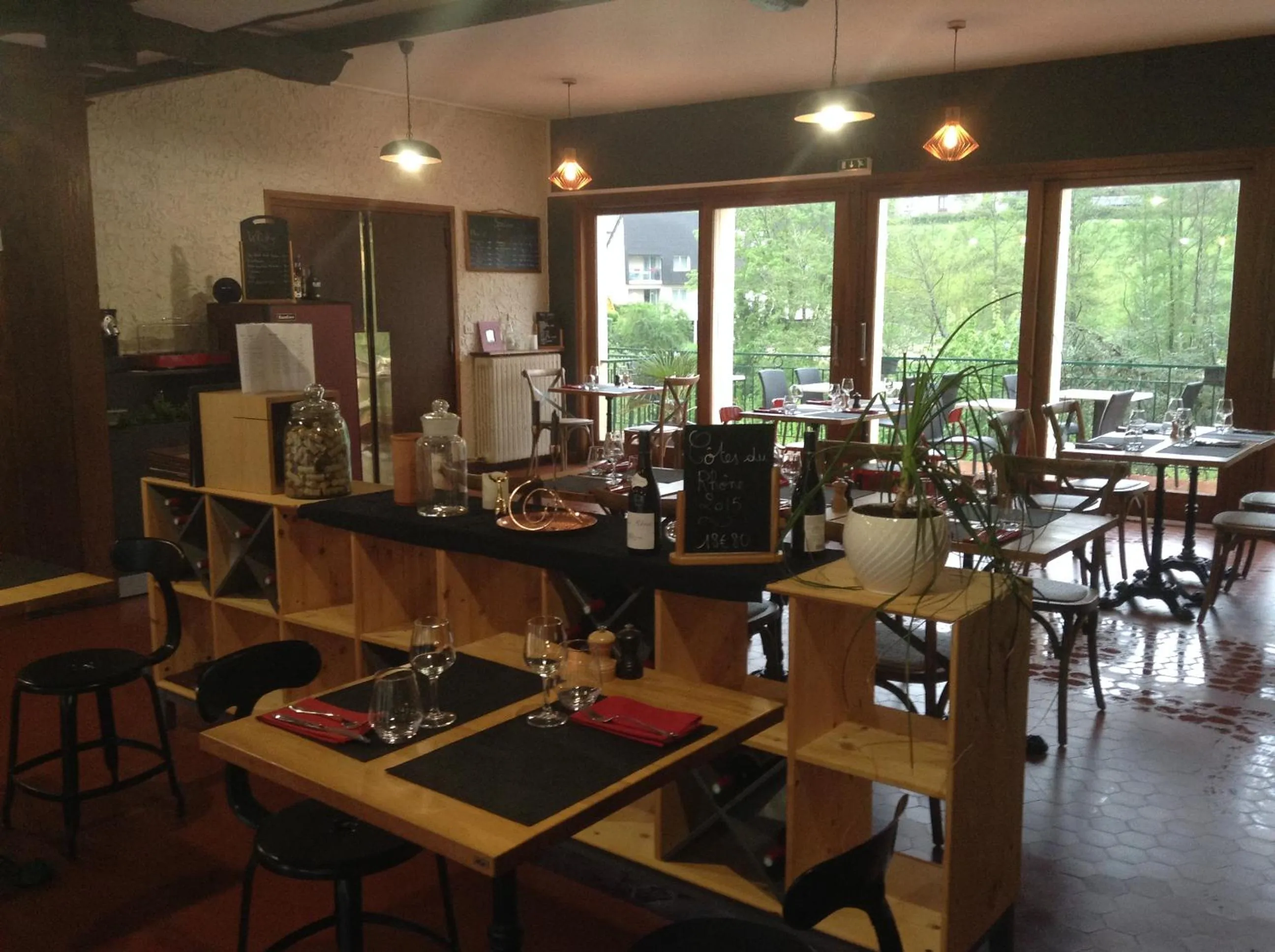 Restaurant/places to eat in Logis Hôtel AMBROISE