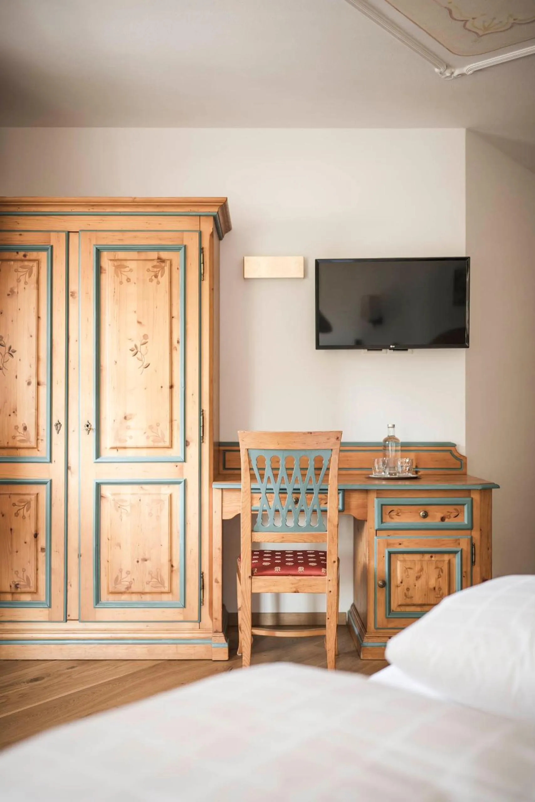 wardrobe, Bed in Hotel Ansitz Jakoberhof