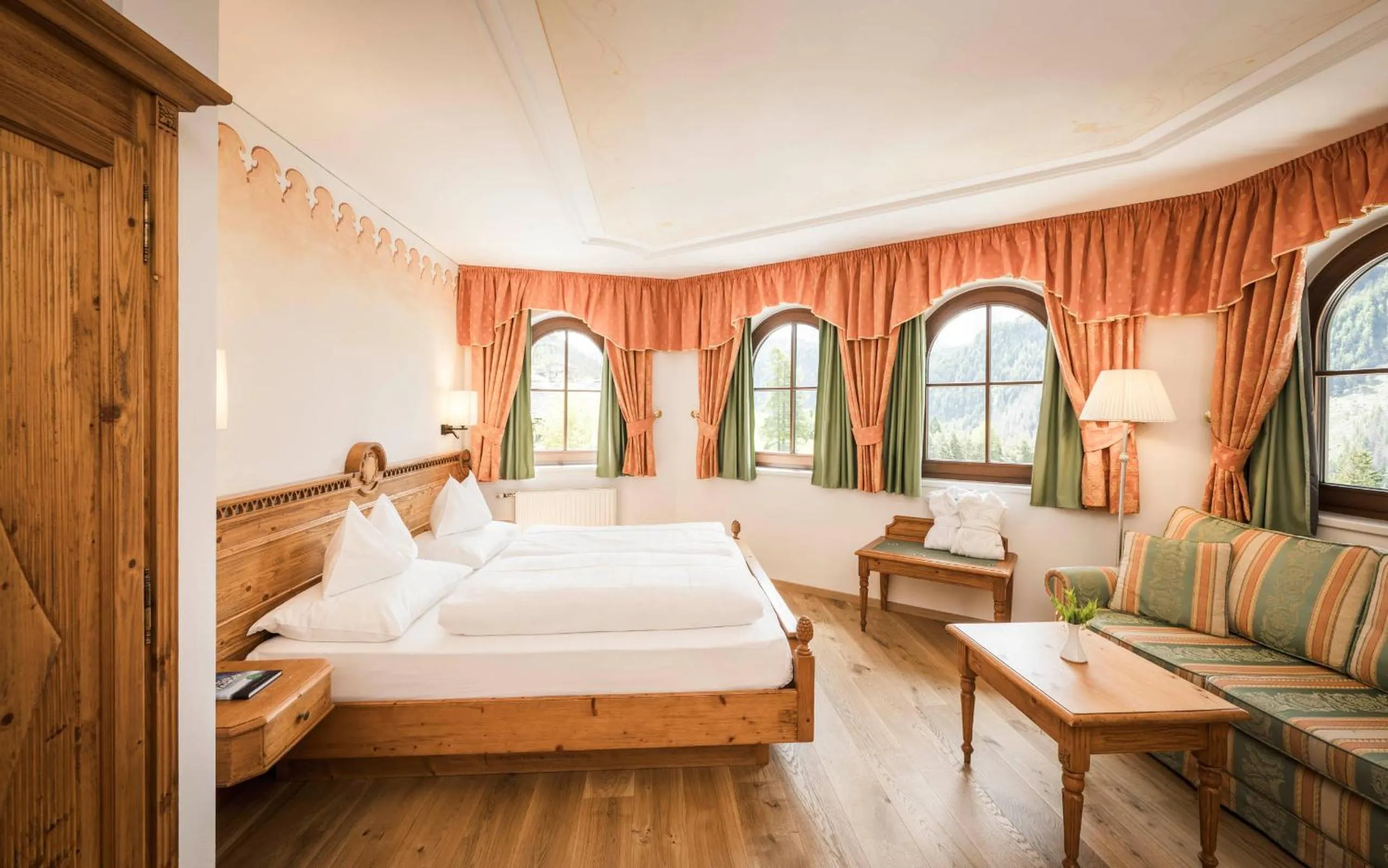 Photo of the whole room, Bed in Hotel Ansitz Jakoberhof