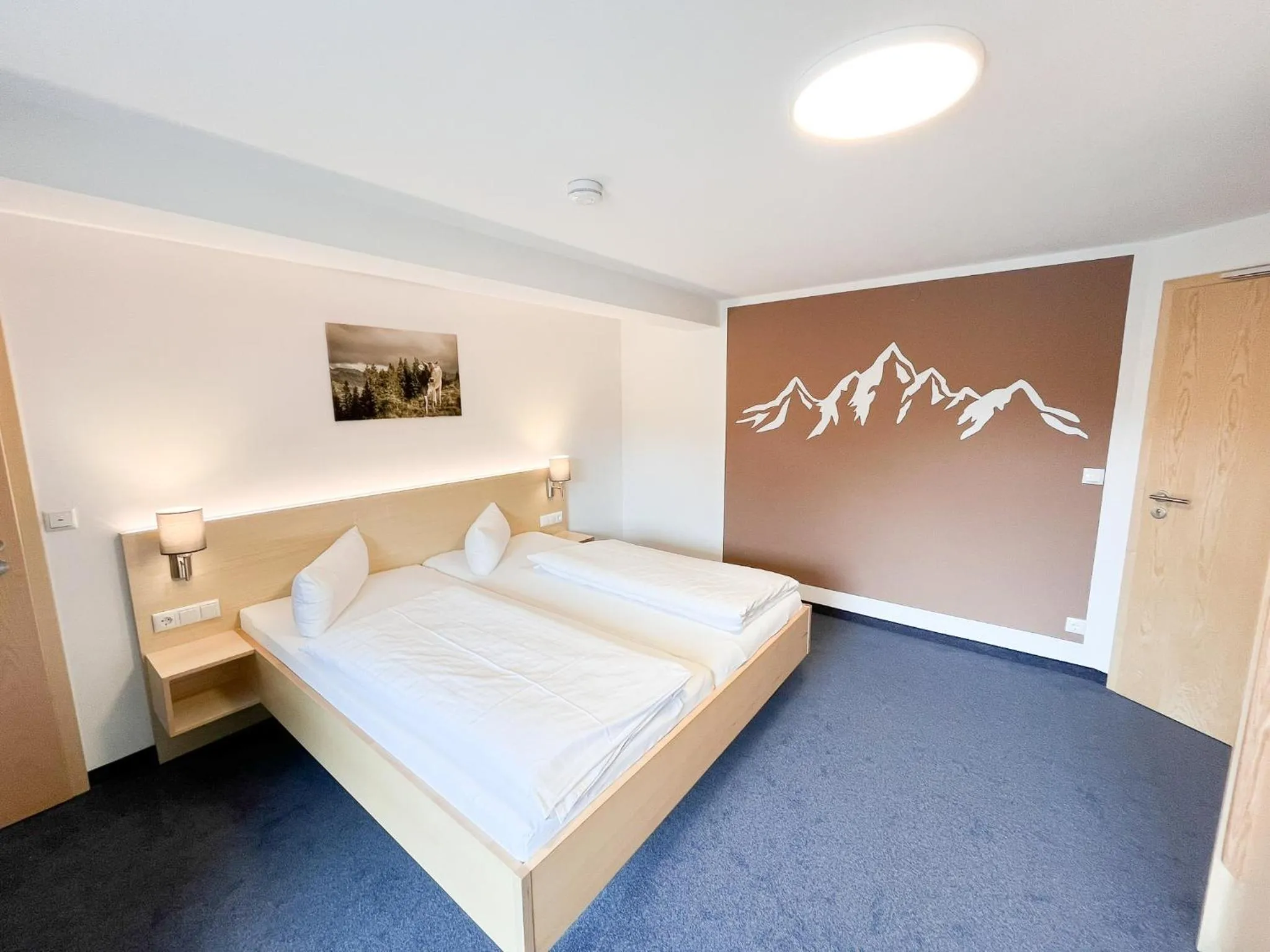 Photo of the whole room, Bed in Fideliushaus