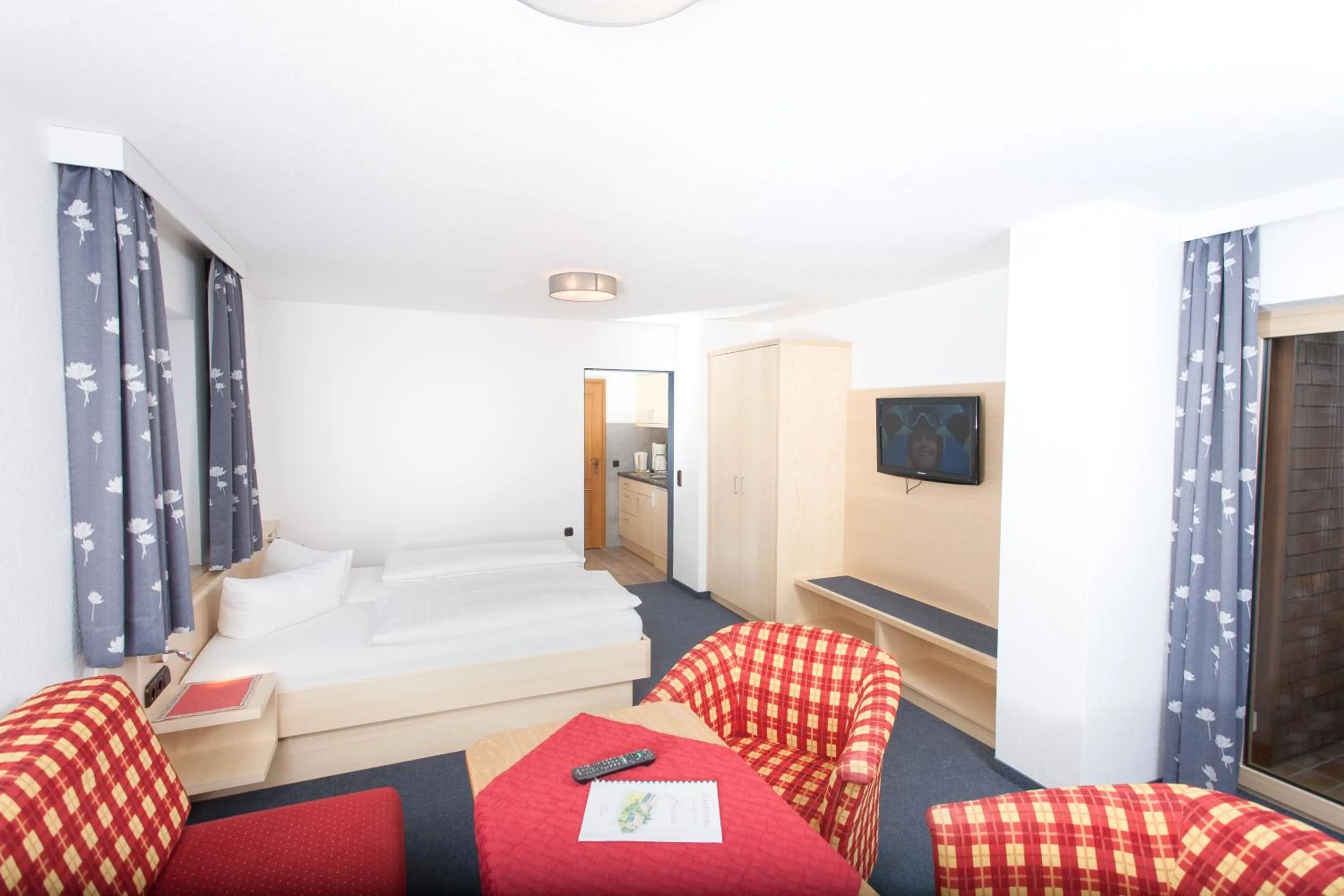 Photo of the whole room, Bed in Fideliushaus