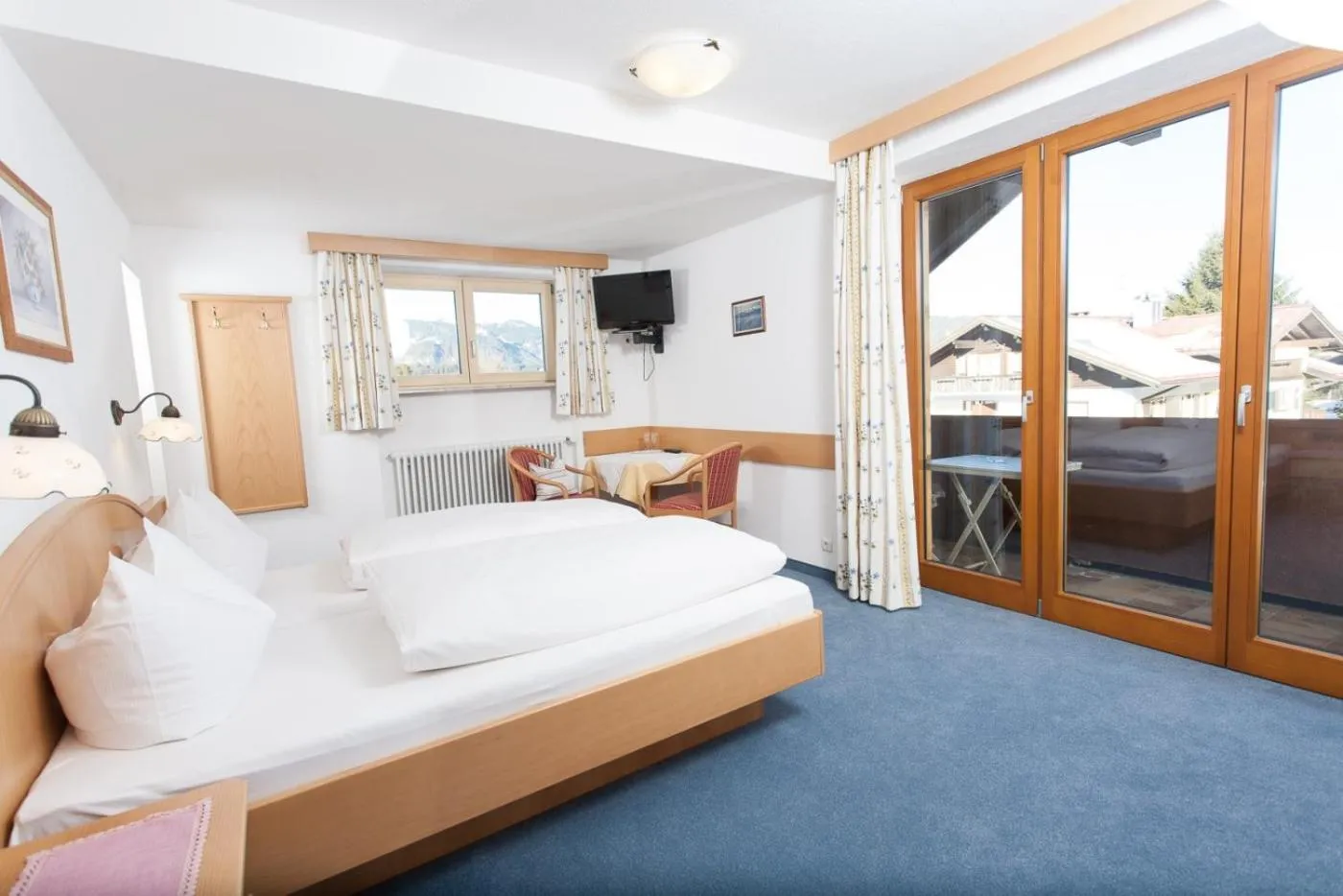 Photo of the whole room, Bed in Fideliushaus