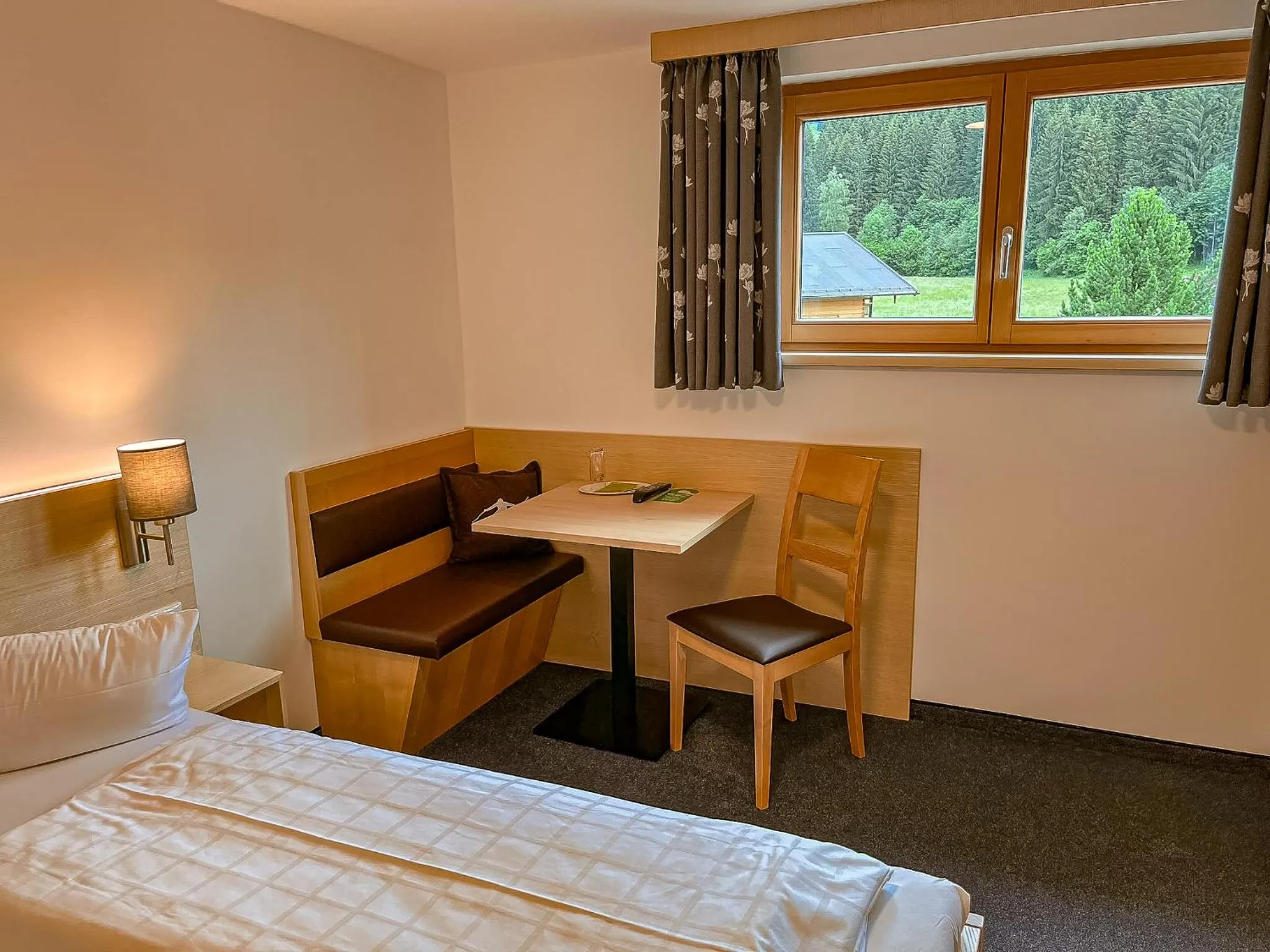 Photo of the whole room, Bed in Fideliushaus