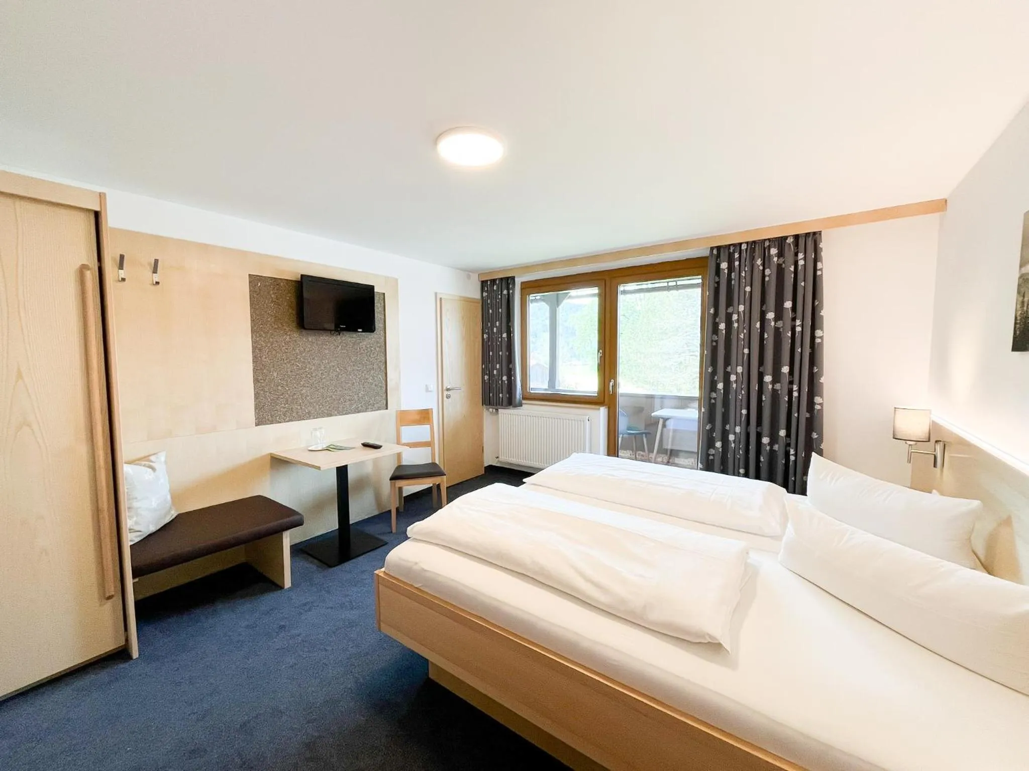 Photo of the whole room, Bed in Fideliushaus