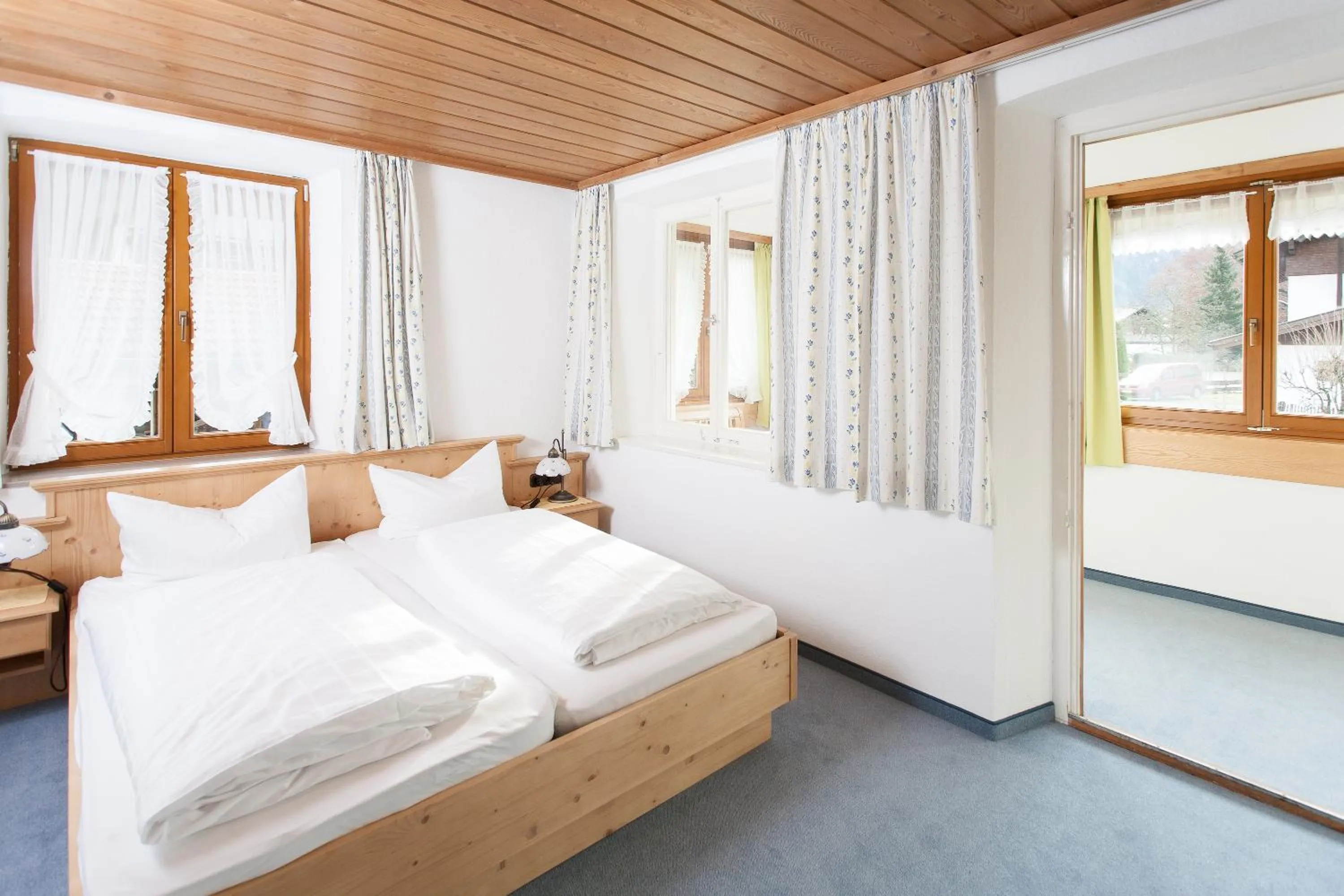 Photo of the whole room, Bed in Fideliushaus