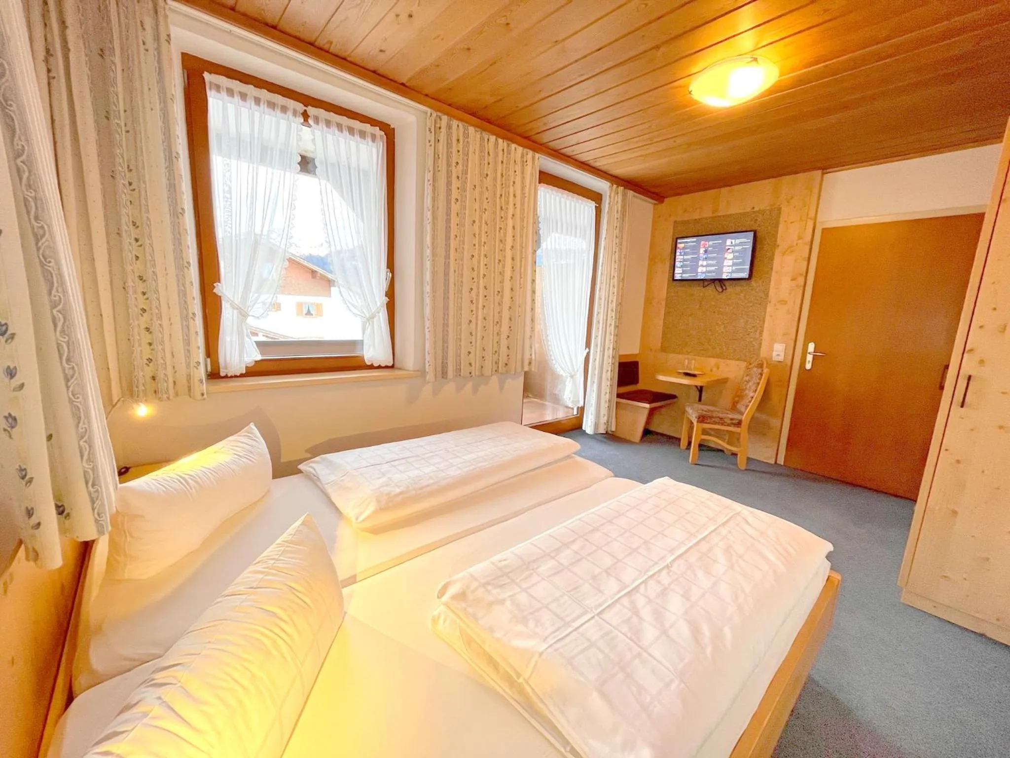 Photo of the whole room, Bed in Fideliushaus