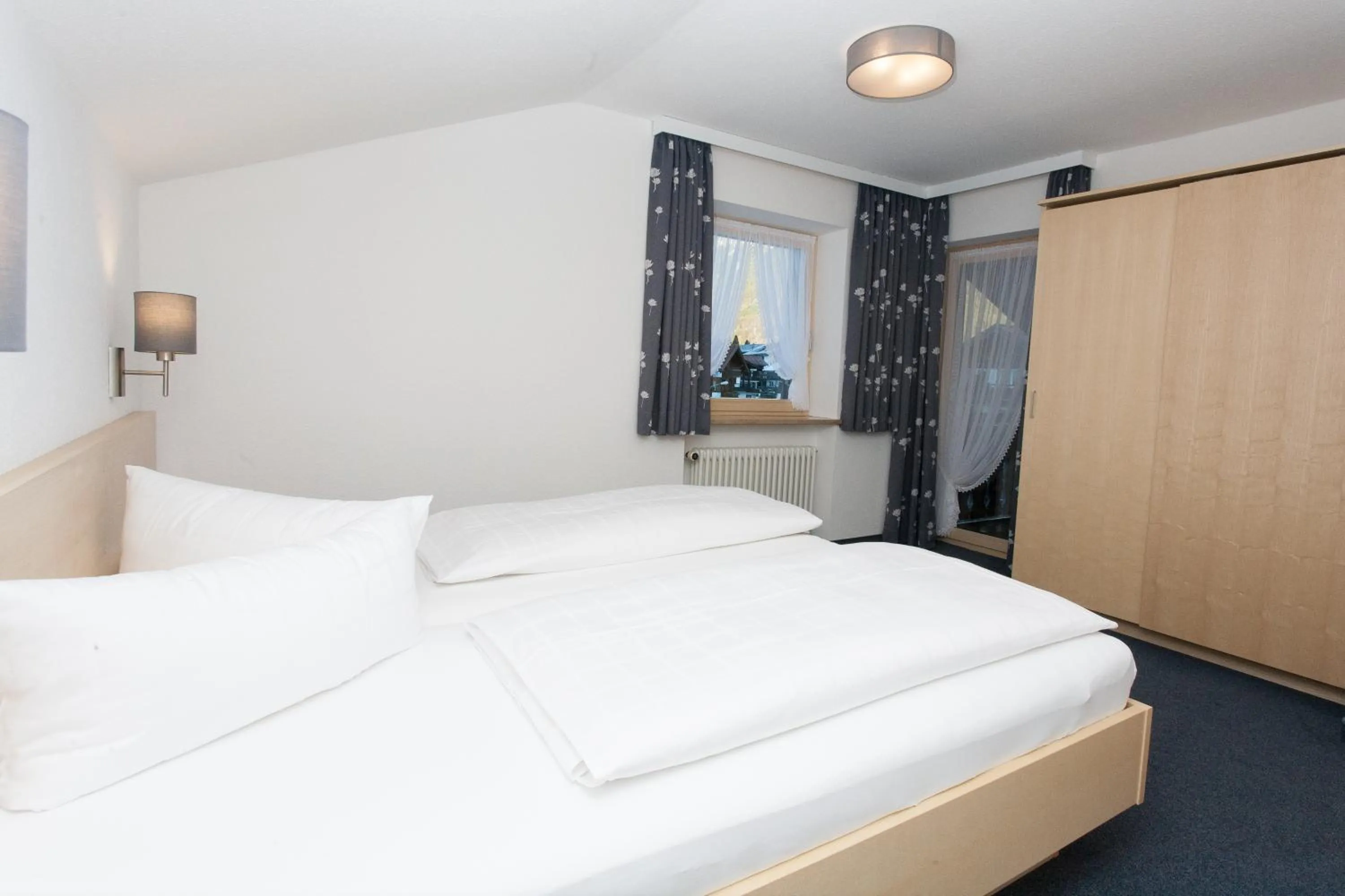 Photo of the whole room, Bed in Fideliushaus