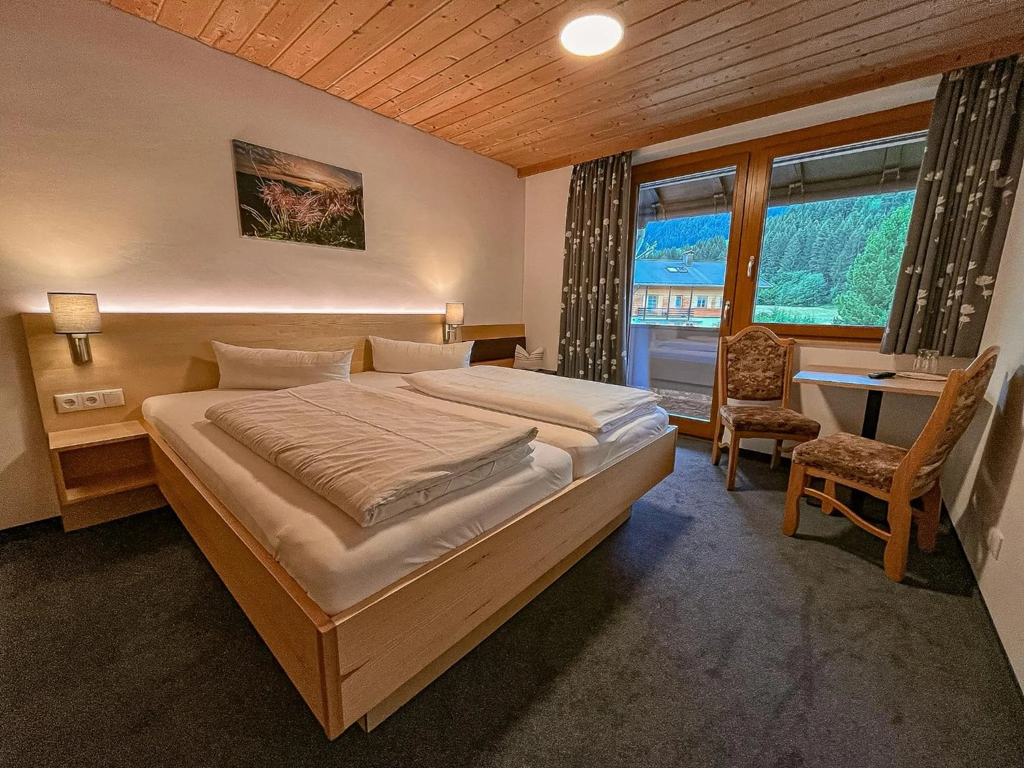 Photo of the whole room, Bed in Fideliushaus