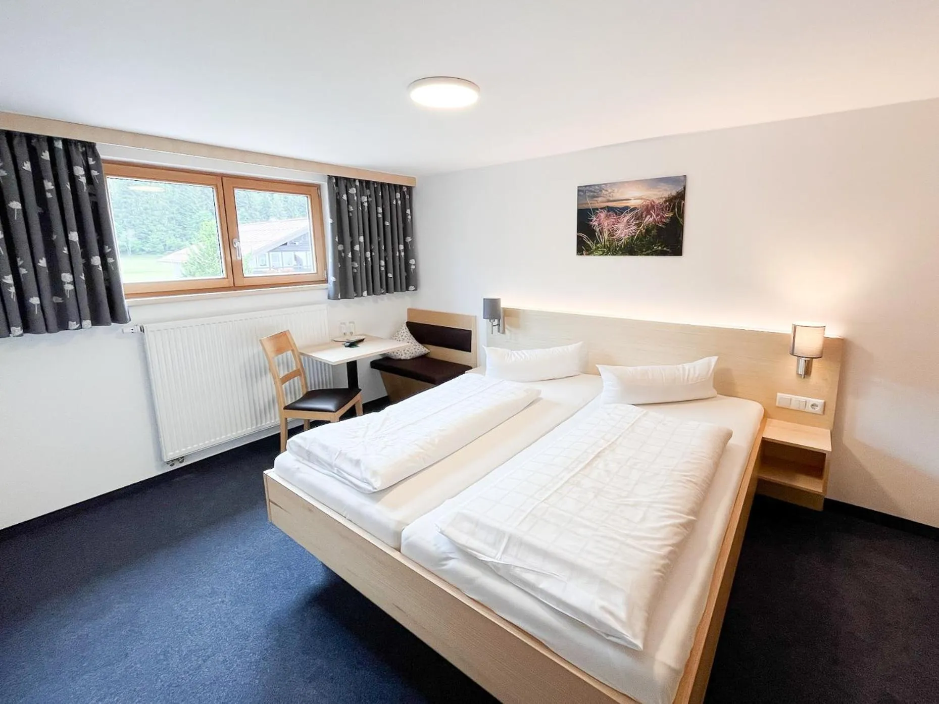 Photo of the whole room, Bed in Fideliushaus