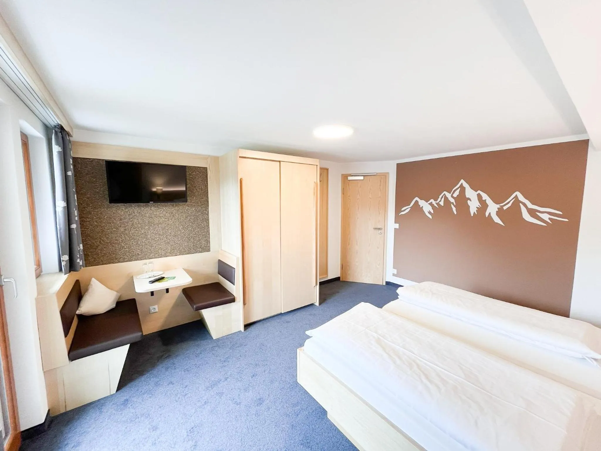 Photo of the whole room, Bed in Fideliushaus