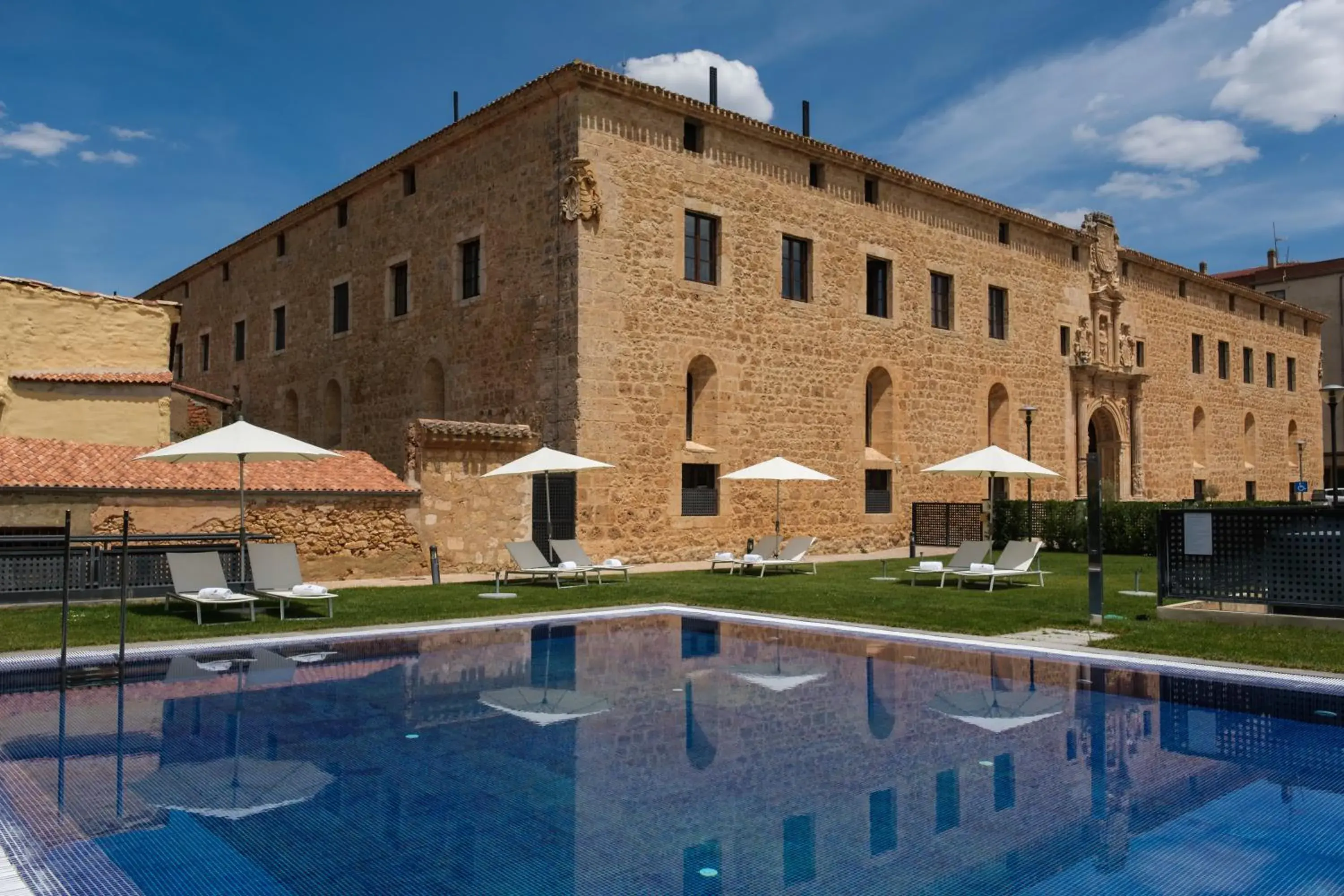 Swimming pool in Castilla Termal Burgo de Osma Swimming pool in Castilla Termal Burgo de Osma