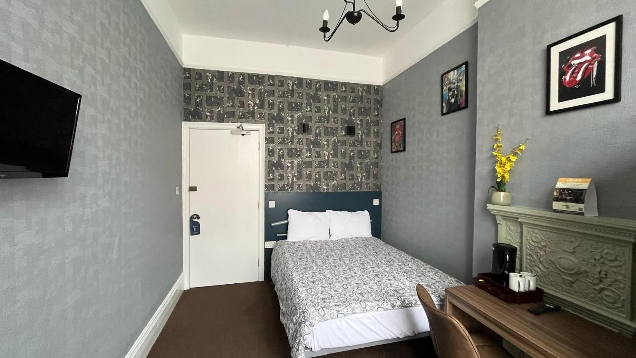 Bedroom, Bed in Charlotte Guest House