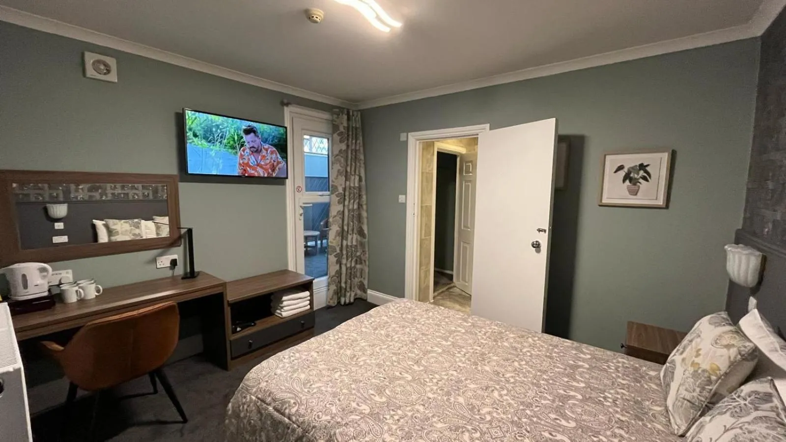 Bedroom, Bed in Charlotte Guest House