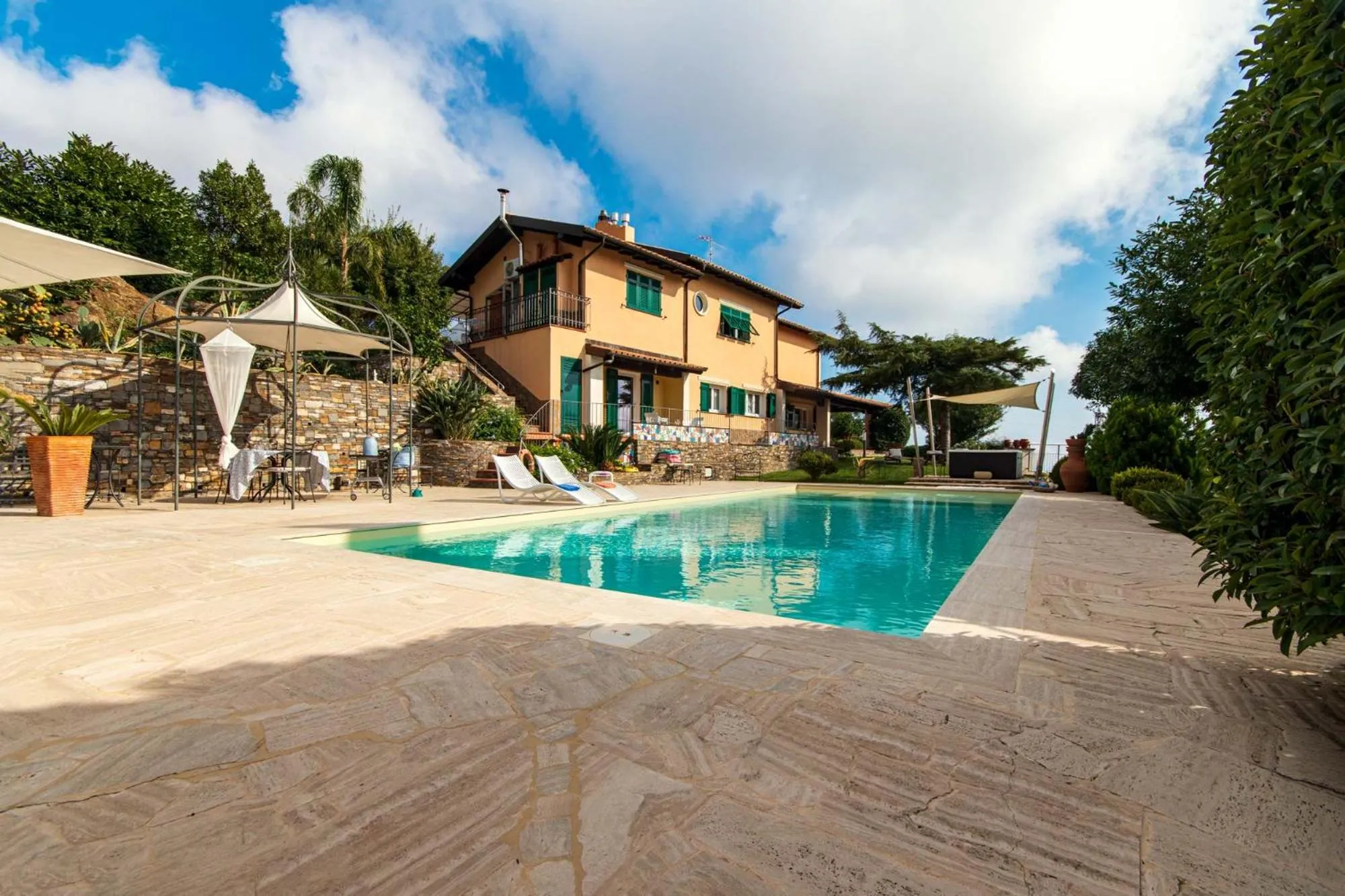 Swimming pool in Il Mirto B&B