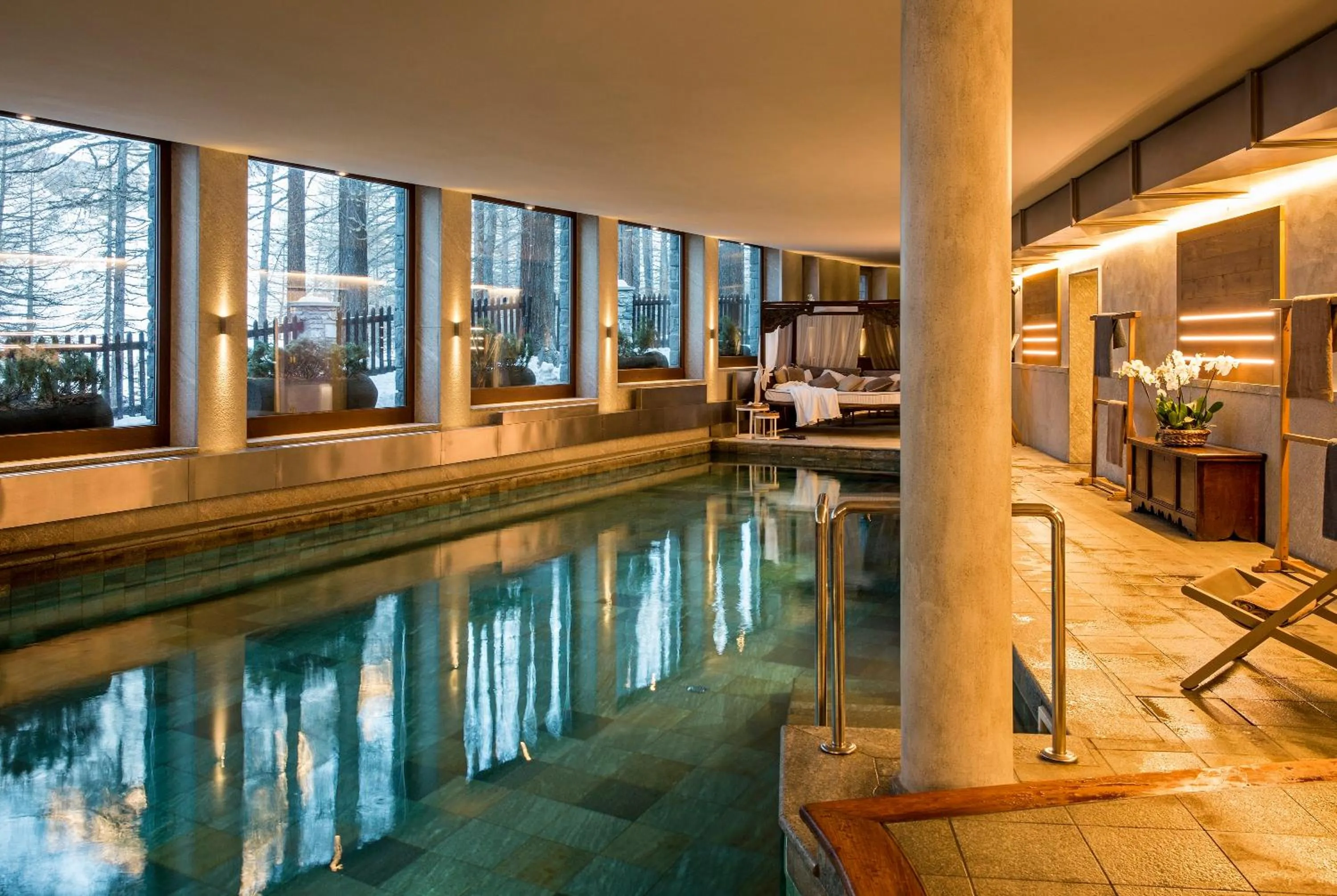 Swimming pool in Hotel Hermitage Relais & Châteaux