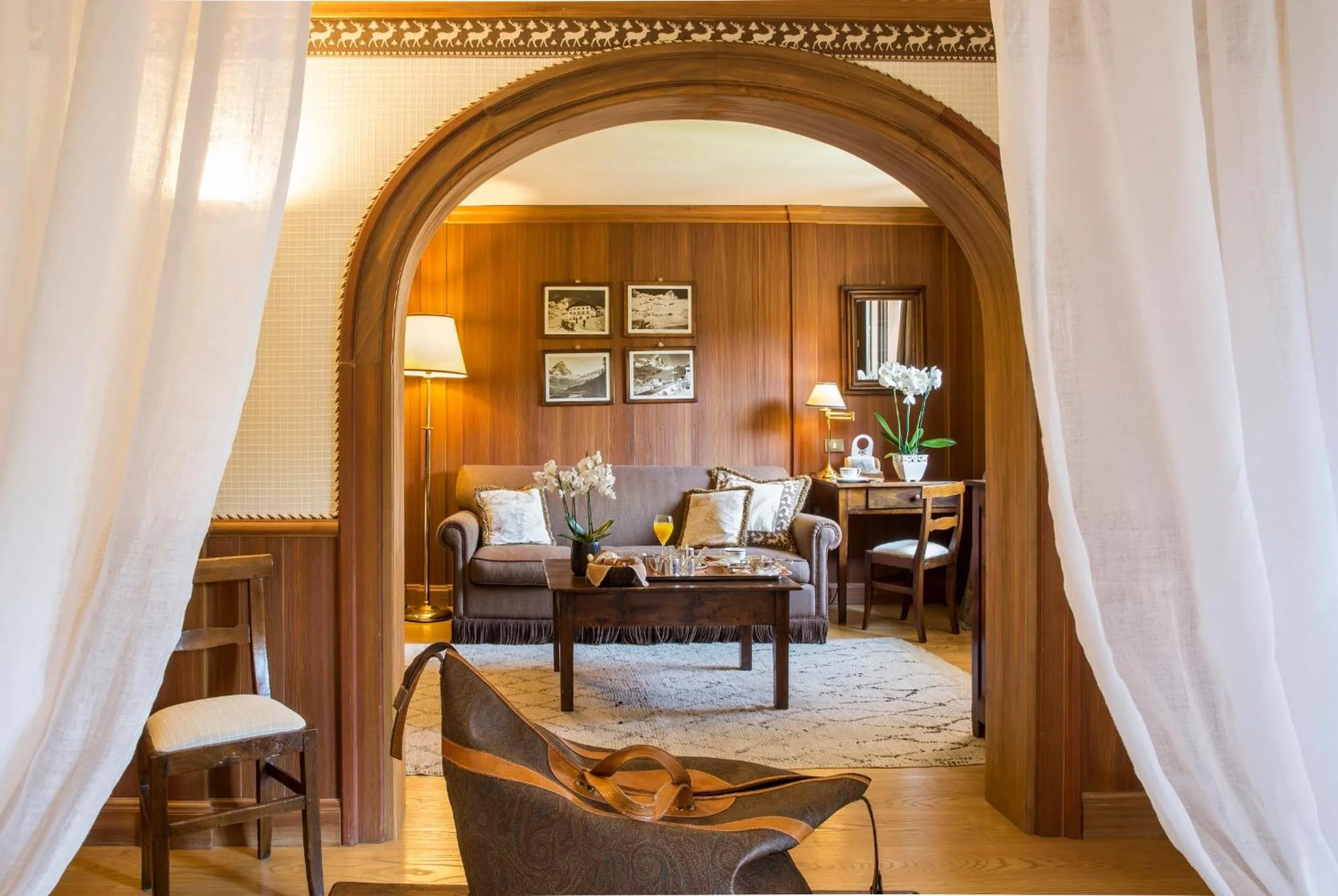 Photo of the whole room in Hotel Hermitage Relais & Châteaux