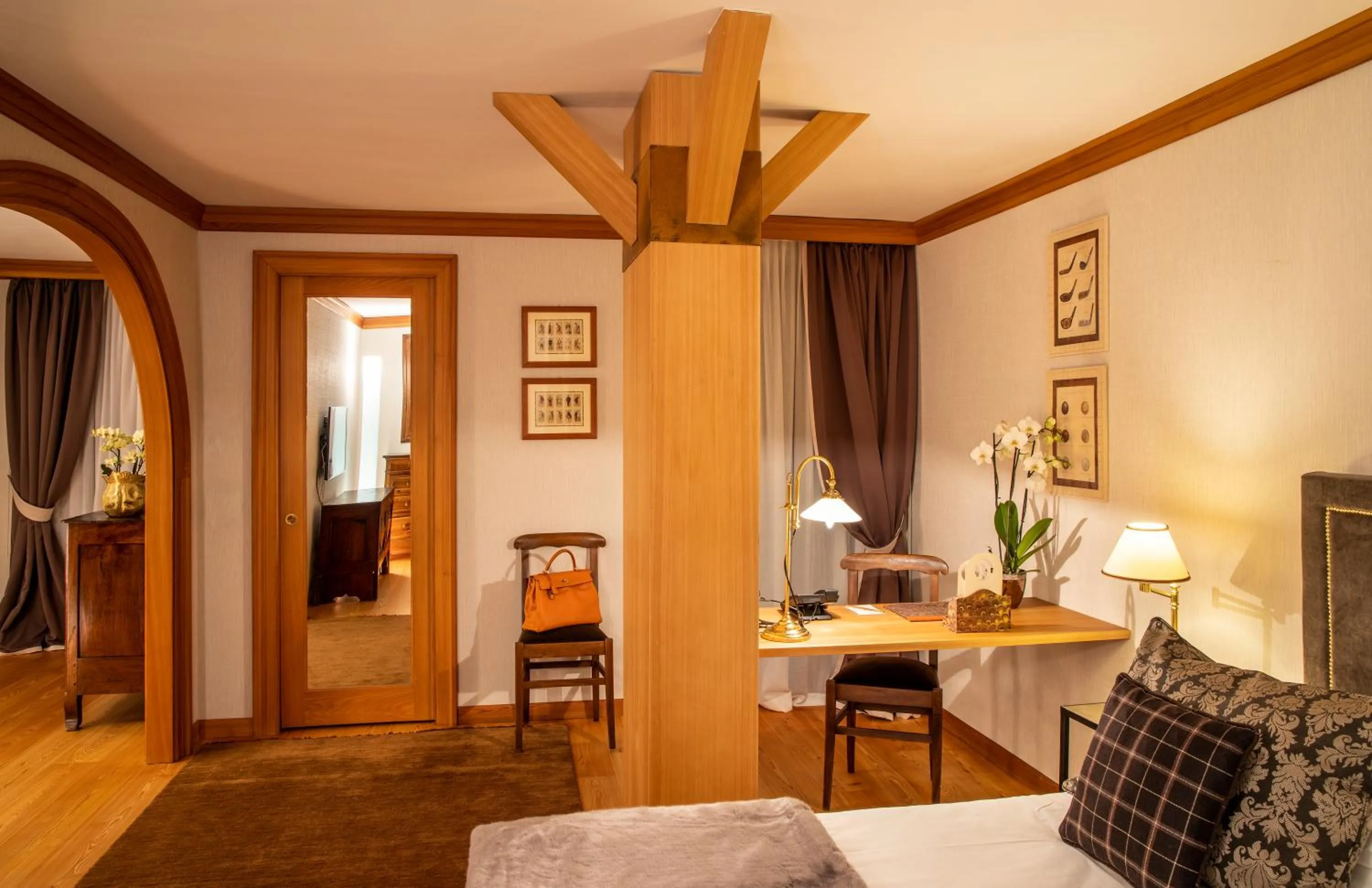 Seating area, Bed in Hotel Hermitage Relais & Châteaux