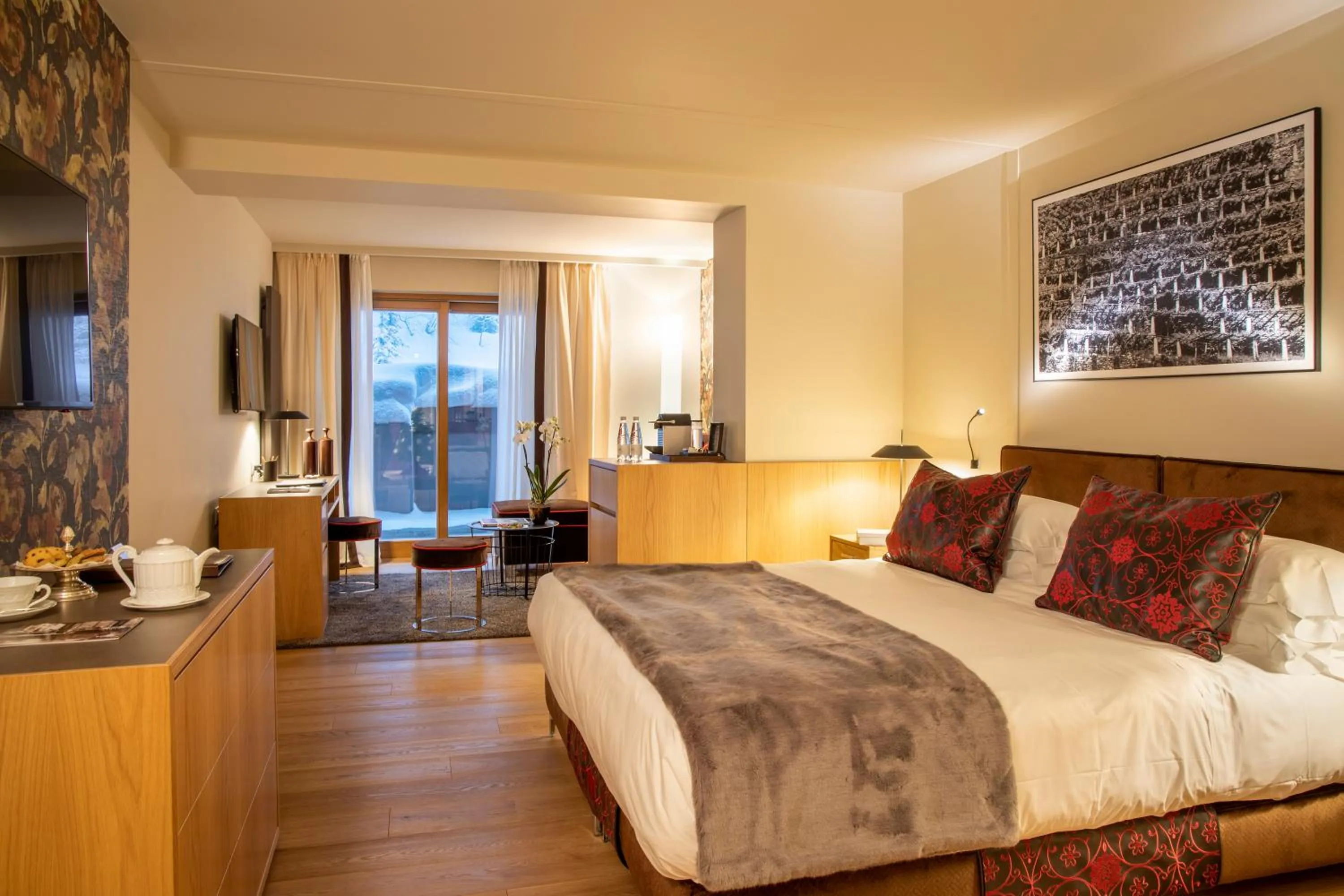 Photo of the whole room, Bed in Hotel Hermitage Relais & Châteaux