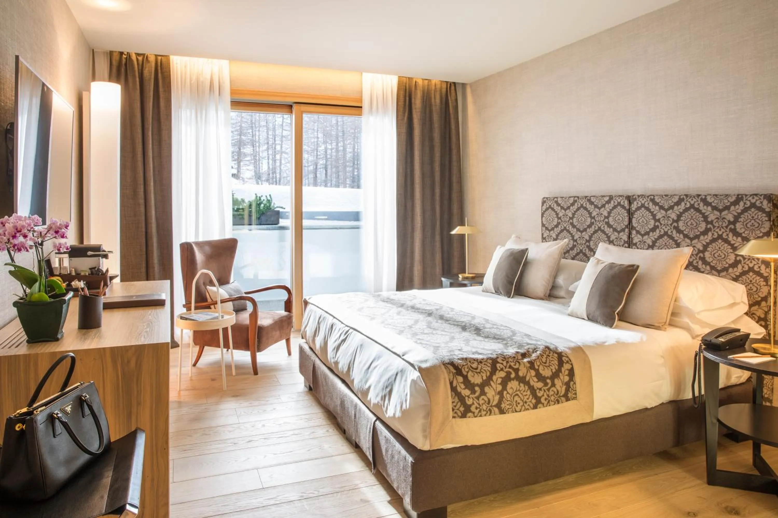 Photo of the whole room, Bed in Hotel Hermitage Relais & Châteaux